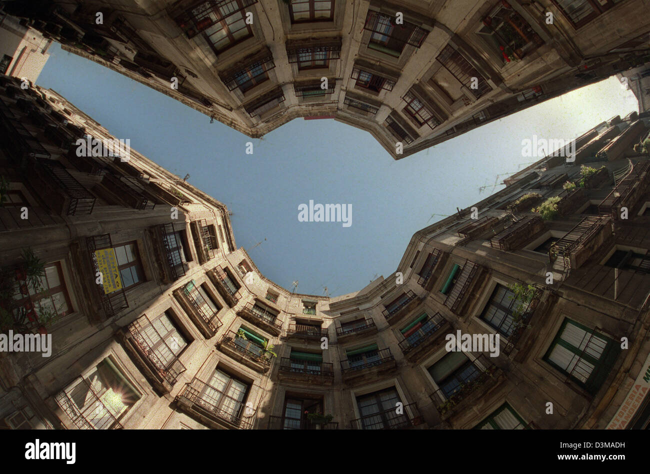 (Afp) - l'image montre une vue d'une rue canyon à Barcelone, Espagne, 10 juin 2002. Rues étroites et d'immeubles élevés est l'un des problèmes de la vieille ville de Barcelone. Au cours des années 1980, Oriol Bohigas, architecte et urbaniste, a commencé à éclaircir des points sombres de Barcelone en abattant des complexes de bâtiments unique et la mise en places publiques. Photo : Thorsten Lang Banque D'Images