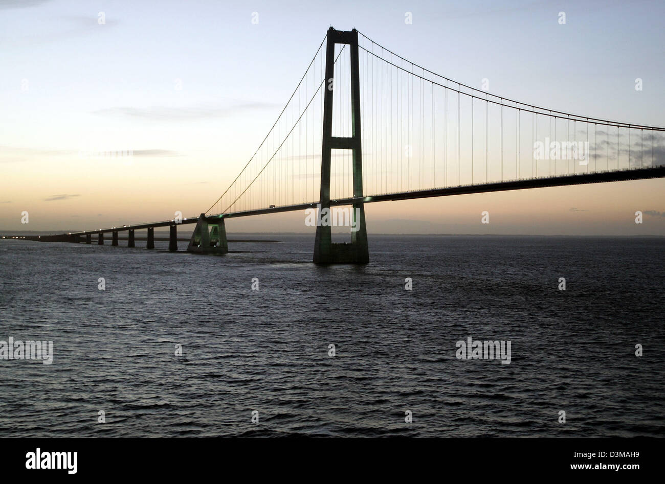 (Afp) - La photo montre le pont Storebelt, Danemark, 23 octobre 2005. Le Storebelt pont a été ouvert à la circulation le 14 juin 1998 et offre une nouvelle voiture et de liaison ferroviaire entre les îles danoises de Funen et la Nouvelle-Zélande. Ses pylônes sont l'altitude la plus élevée du Danemark et le pont sur le Grand Belt comme un monument visible à grande échelle. Photo : Ingo Wagner Banque D'Images