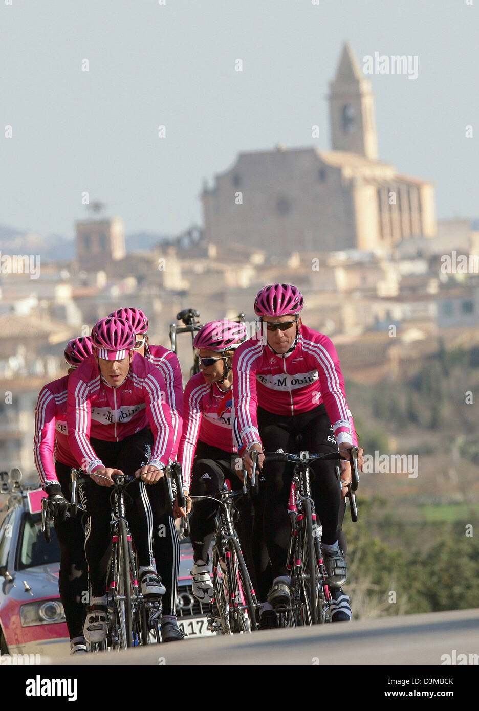 (Afp) - Kim Kirchen pro vélo luxembourgeoise de l'équipe T-Mobile et son coéquipier allemand Andreas Klier (R) diriger le groupe l'ascension d'une montagne au cours de la formation en Santanyí, Espagne, 15 janvier 2006. La nouvelle équipe formée avec 29 membres a traditionnellement commence sa saison avec un camp de formation sur l'île des Baléares de Majorque. Photo : Gero Breloer Banque D'Images