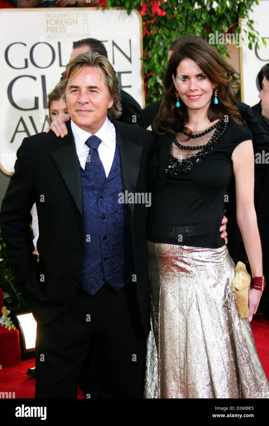 (Afp) - L'acteur américain Don Johnson (L) et sa femme Kelley Phleger arrivent pour le 63e Congrès annuel de Golden Globe Awards au Beverly Hilton Hotel à Los Angeles, USA, 16 janvier 2006. Photo : Hubert Boesl Banque D'Images