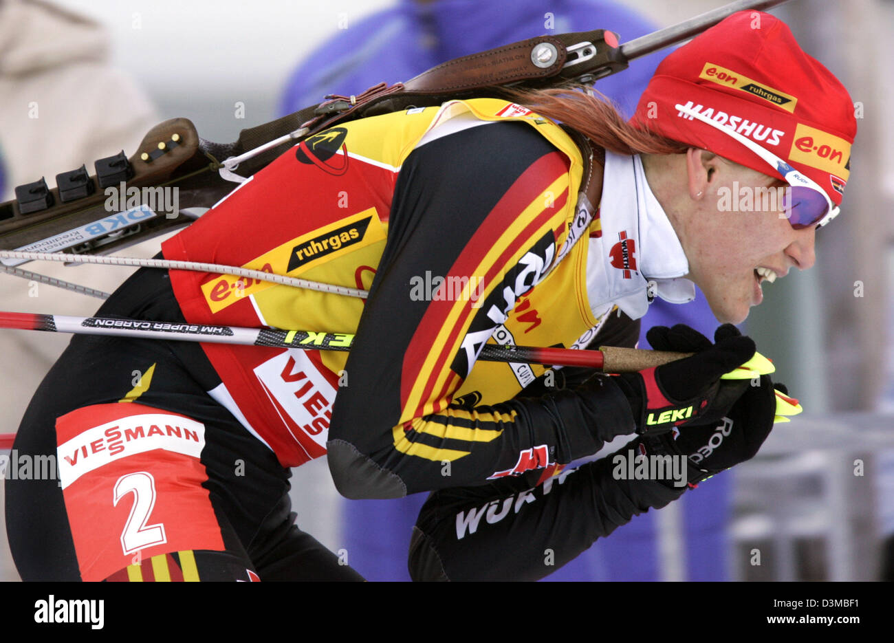 (Afp) - la biathlète Allemande Kati Wilhelm en action chez les femmes de la course poursuite de 10 kilomètres à la coupe du monde de biathlon à Ruhpolding, en Allemagne, dimanche, 15 janvier 2006. Photo : Matthias Schrader Banque D'Images