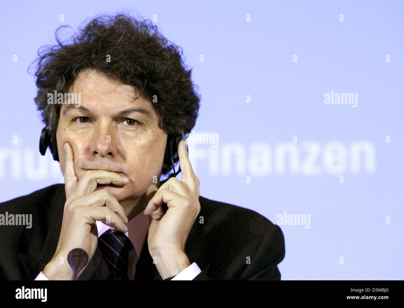 Le ministre fédéral des Finances français Thierry Breton prend part à la conférence de presse de la 36e commission des finances et de l'économie franco-allemand, réuni à Berlin, en Allemagne, le jeudi 19 janvier 2006. La France et l'Allemagne vise à atteindre un compromis dans la question controversée de la taxe sur la valeur ajoutée (TVA) les prix. Depuis 1999, l'UE fournit des taux réduits pour les services à forte intensité de travail y compris les coupes de cheveux, Banque D'Images