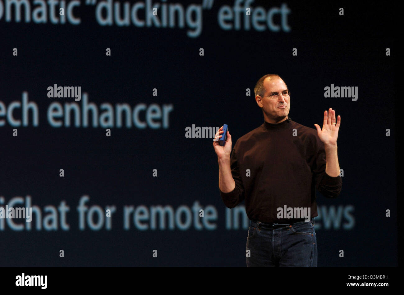 Ordinateur Apple's CEO Steve Jobs s'adresse aux participants présentant la part de marché d'Apple avec iTunes pendant son discours lors de la Macworld Expo au Moscone Center de San Francisco, Californie, USA, mardi 10 janvier 2006. Photo : Jochen Neuenfels Banque D'Images