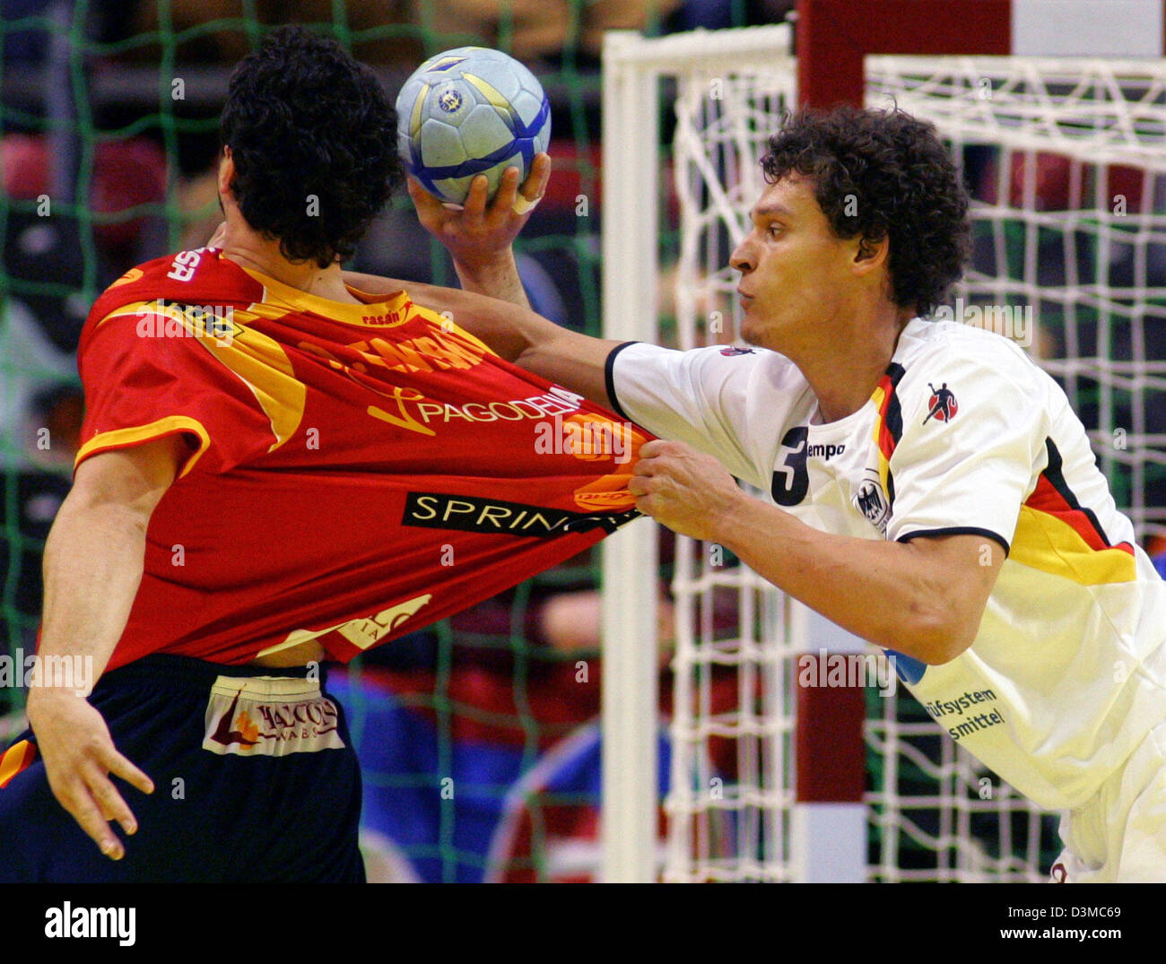 Joueur de handball national allemand Frank von Behren (R) empêche l'espagnol Maria Rodriguez Vaquero (L) de marquer un but au premier match de la ronde préliminaire à l'Hommes championnat de handball à Bâle, en Suisse, le jeudi 26 janvier 2006. Dans le prelimimaries du groupe B l'équipe allemande fait face à l'Espagne. Photo : Patrick Seeger Banque D'Images