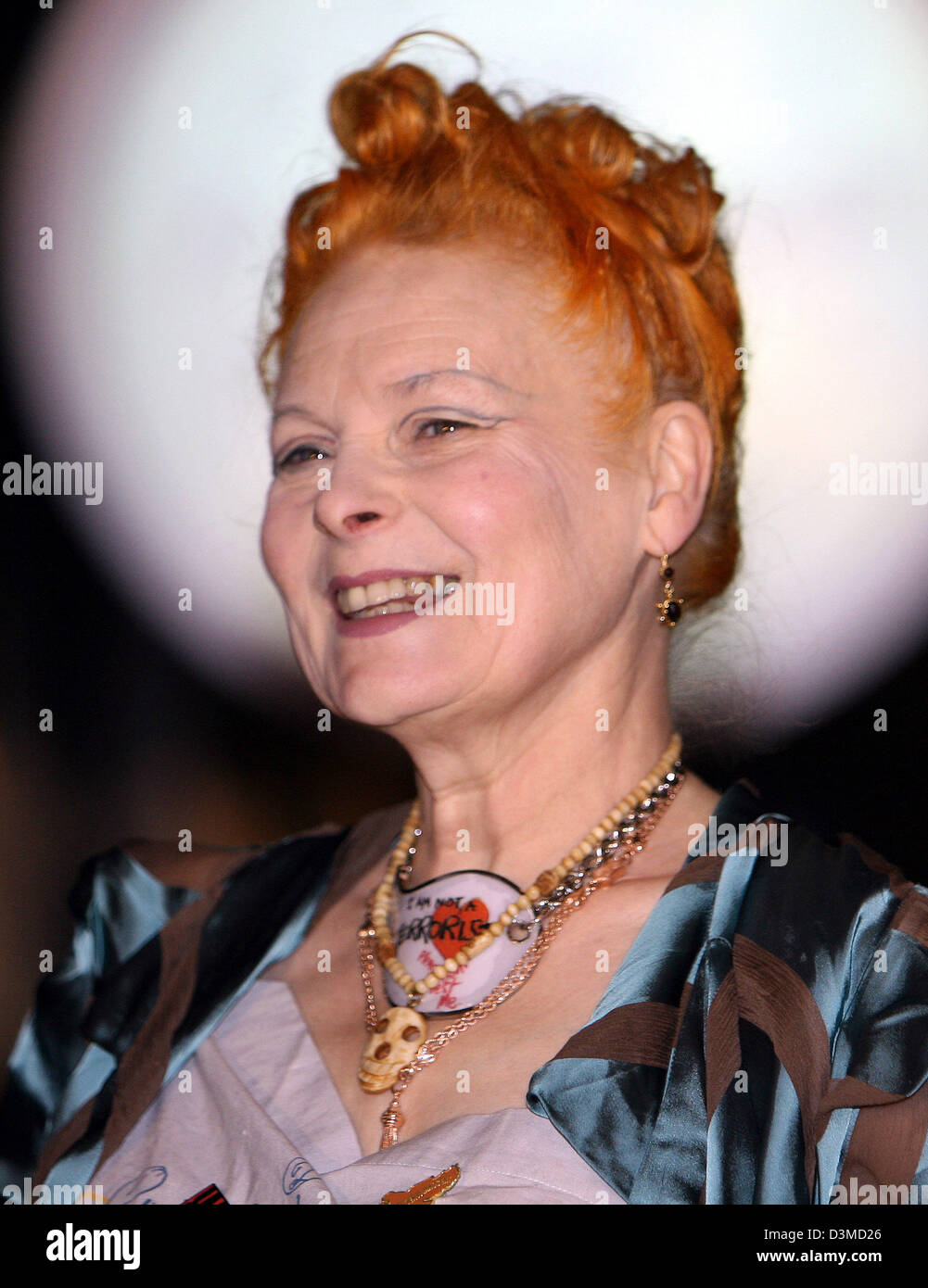 Créatrice de mode britannique Vivienne Westwood en photo au centre d'exposition "NRW-Forum Kultur und Wirtschaft' à Duesseldorf, Allemagne, vendredi, 03 février 2006. Dans le contexte d'exécution en arrière d'une horloge, qui permet d'accrocher au-dessus du premier magasin Westwood. Vivienne Westwood est arrivé à la conférence de presse concernant son exposition présentant une rétrospective de sa conception de la mode pour femmes Banque D'Images