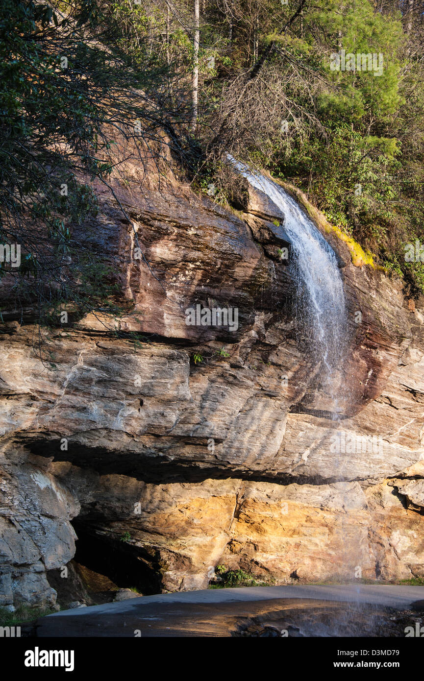 La fin de l'après-midi soleil Bridal Veil Falls, une chute d'entraînement derrière au nord-ouest de Highlands, Caroline du Nord, USA. Banque D'Images