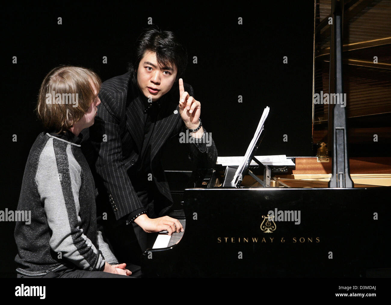 Painist star chinois Lang Lang (R) pratiques le piano avec sa Sigstein Folgeroe étudiant en master à partir de la Norvège lors d'un atelier au conservatoire de musique de Hambourg, Allemagne, le mardi, 07 février 2006. Lang Lang, qui est actuellement en tournée en Allemagne, a exprimé le souhait d'enseigner aux élèves l'occasion de sa visite. Environ 20 millions d'enfants en Chine la pratique du piano et différente de l'Europe, autour de Banque D'Images