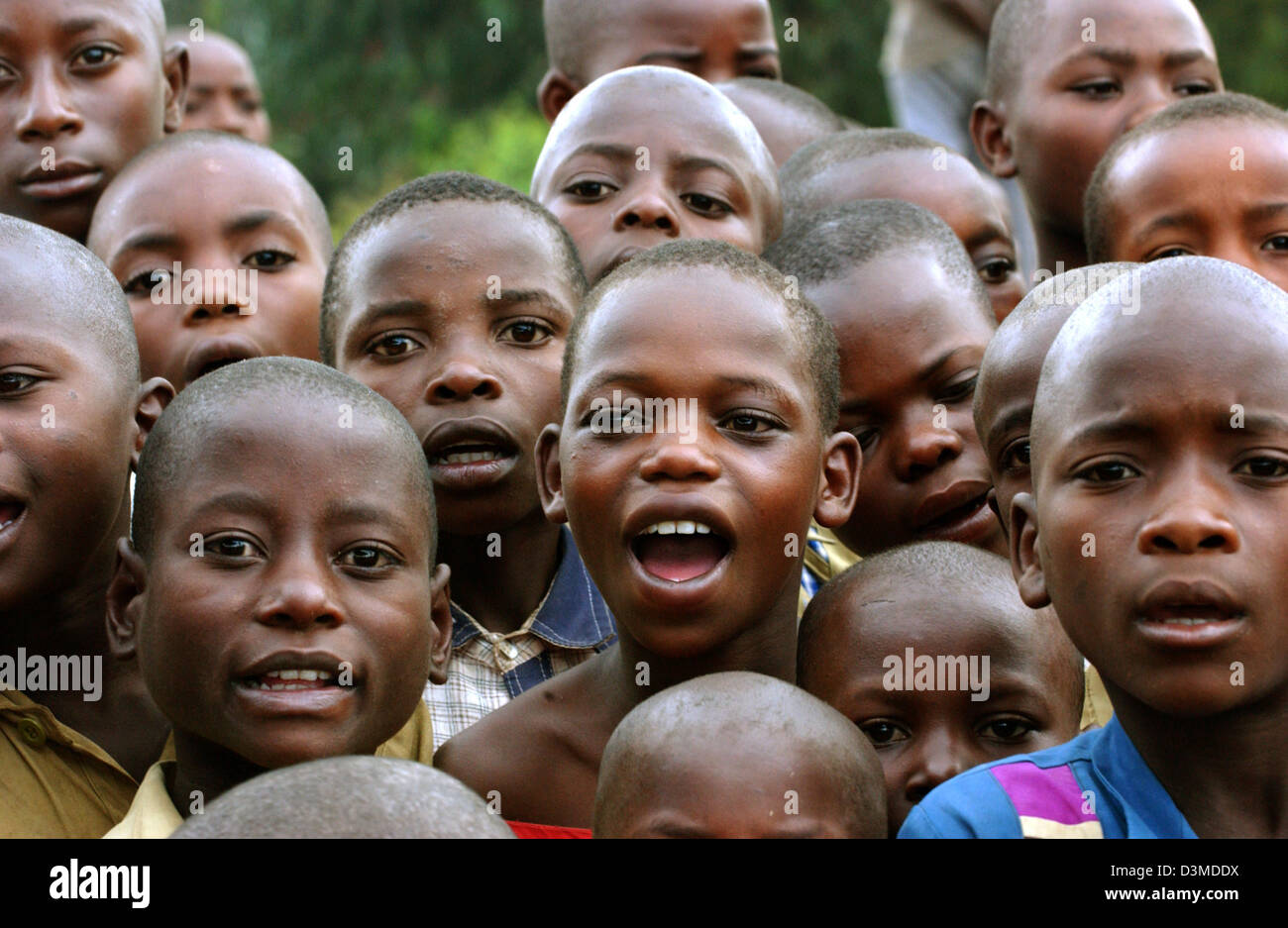 La photo montre un groupe d'élèves d'une école primaire près du village de Kigeyo, l'ouest du Rwanda, le 17 janvier 2006. 12 ans après le génocide de 1994, au cours de laquelle plus de 800 000 personnes ont été victimes d'un massacre de 100 jours d'une durée entre la population tutsi et hutu, la situation dans le pays revient lentement à la normale. Alors que la situation politique s'est stabilisée, th Banque D'Images