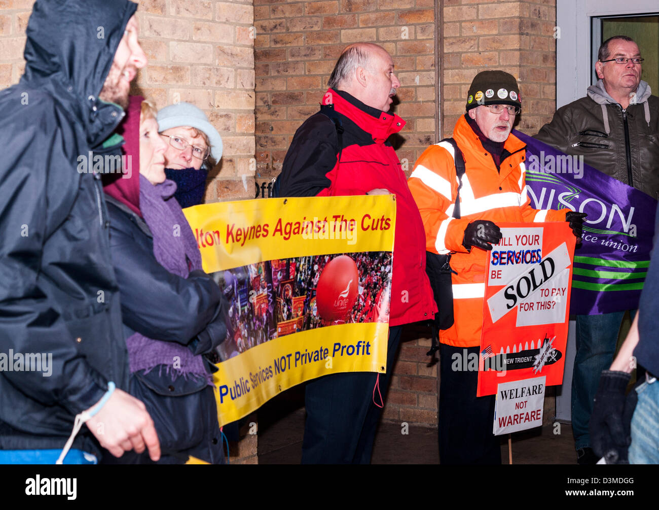 Milton Keynes, Royaume-Uni. 20 février 2013. Les manifestants de Milton Keynes contre les coupures, manifestation à l'extérieur des bureaux municipaux à Milton Keynes Milton Keynes avant la réunion du Conseil qui a voté le budget de € 16 millions de coupures, mercredi 20 février, 2013. Crédit : David Isaacson / Alamy Live News Banque D'Images