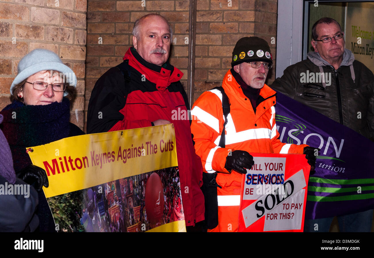 Milton Keynes, Royaume-Uni. 20 février 2013. Les manifestants de Milton Keynes contre les coupures, manifestation à l'extérieur des bureaux municipaux à Milton Keynes Milton Keynes avant la réunion du Conseil qui a voté le budget de € 16 millions de coupures, mercredi 20 février, 2013. Crédit : David Isaacson / Alamy Live News Banque D'Images