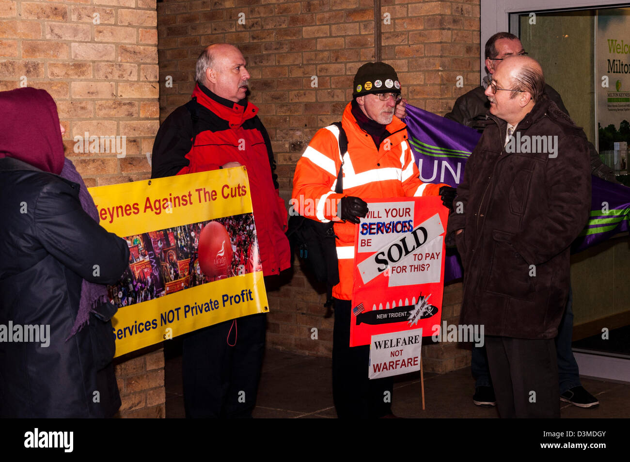 Milton Keynes, Royaume-Uni. 20 février 2013. Les manifestants de Milton Keynes contre les coupures, manifestation à l'extérieur des bureaux municipaux à Milton Keynes Milton Keynes avant la réunion du Conseil qui a voté le budget de € 16 millions de coupures, mercredi 20 février, 2013. Crédit : David Isaacson / Alamy Live News Banque D'Images
