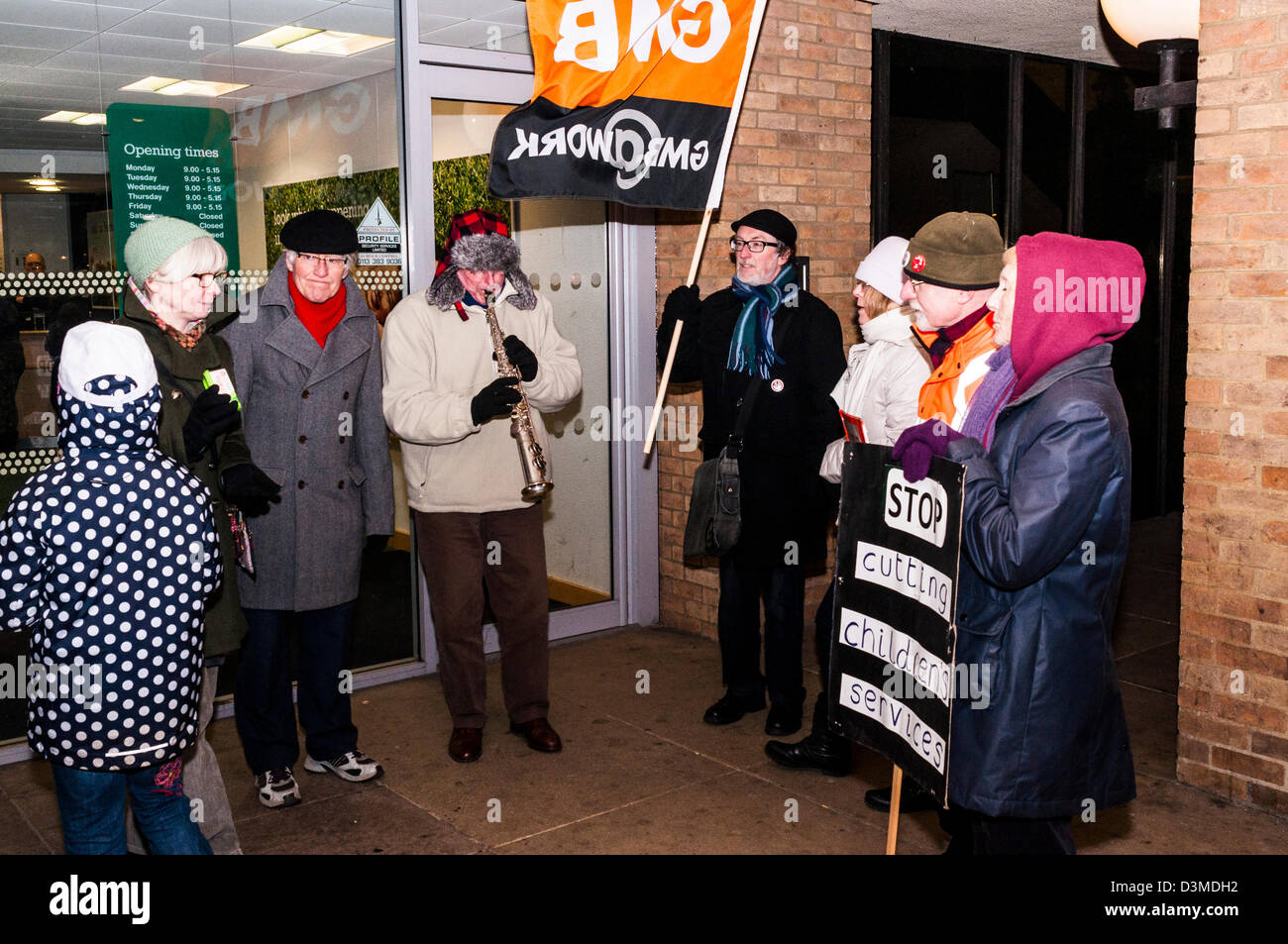 Milton Keynes, Royaume-Uni. 20 février 2013. Les manifestants de Milton Keynes contre les coupures, manifestation à l'extérieur des bureaux municipaux à Milton Keynes Milton Keynes avant la réunion du Conseil qui a voté le budget de € 16 millions de coupures, mercredi 20 février, 2013. Crédit : David Isaacson / Alamy Live News Banque D'Images