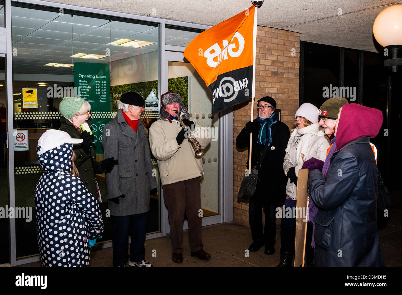 Milton Keynes, Royaume-Uni. 20 février 2013. Les manifestants de Milton Keynes contre les coupures, manifestation à l'extérieur des bureaux municipaux à Milton Keynes Milton Keynes avant la réunion du Conseil qui a voté le budget de € 16 millions de coupures, mercredi 20 février, 2013. Crédit : David Isaacson / Alamy Live News Banque D'Images