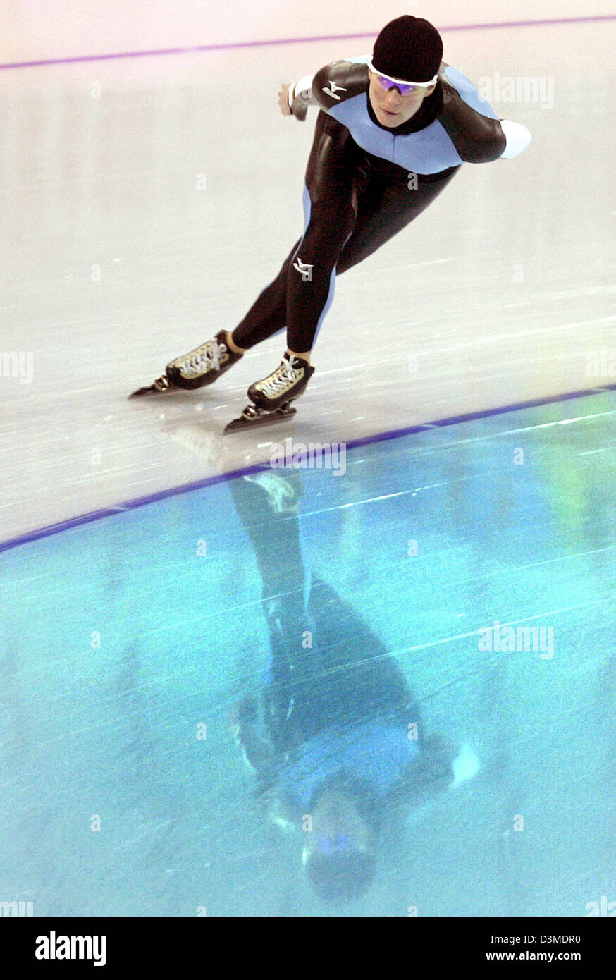 La patineuse de vitesse allemande Claudia Pechstein est photographié au cours d'une session de formation de patinage de vitesse à Turin, Italie, dimanche 12 février 2006. Les XXES JEUX OLYMPIQUES d'avoir lieu en Italie du 10 février au 26 février 2006. Photo : Frank May Banque D'Images