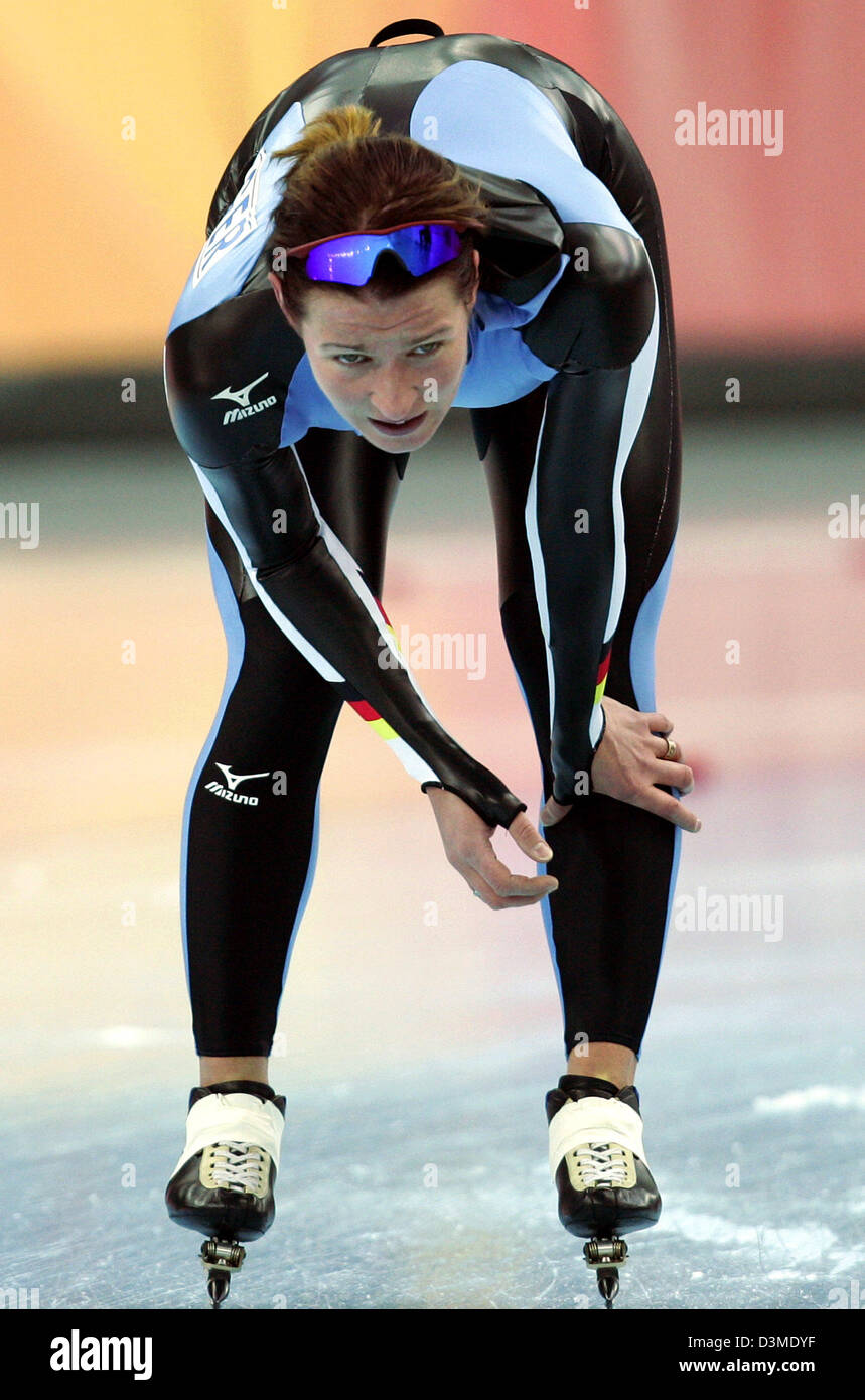 Déçu d'un patineur de vitesse Allemande Claudia Pechstein glisse sur la ...