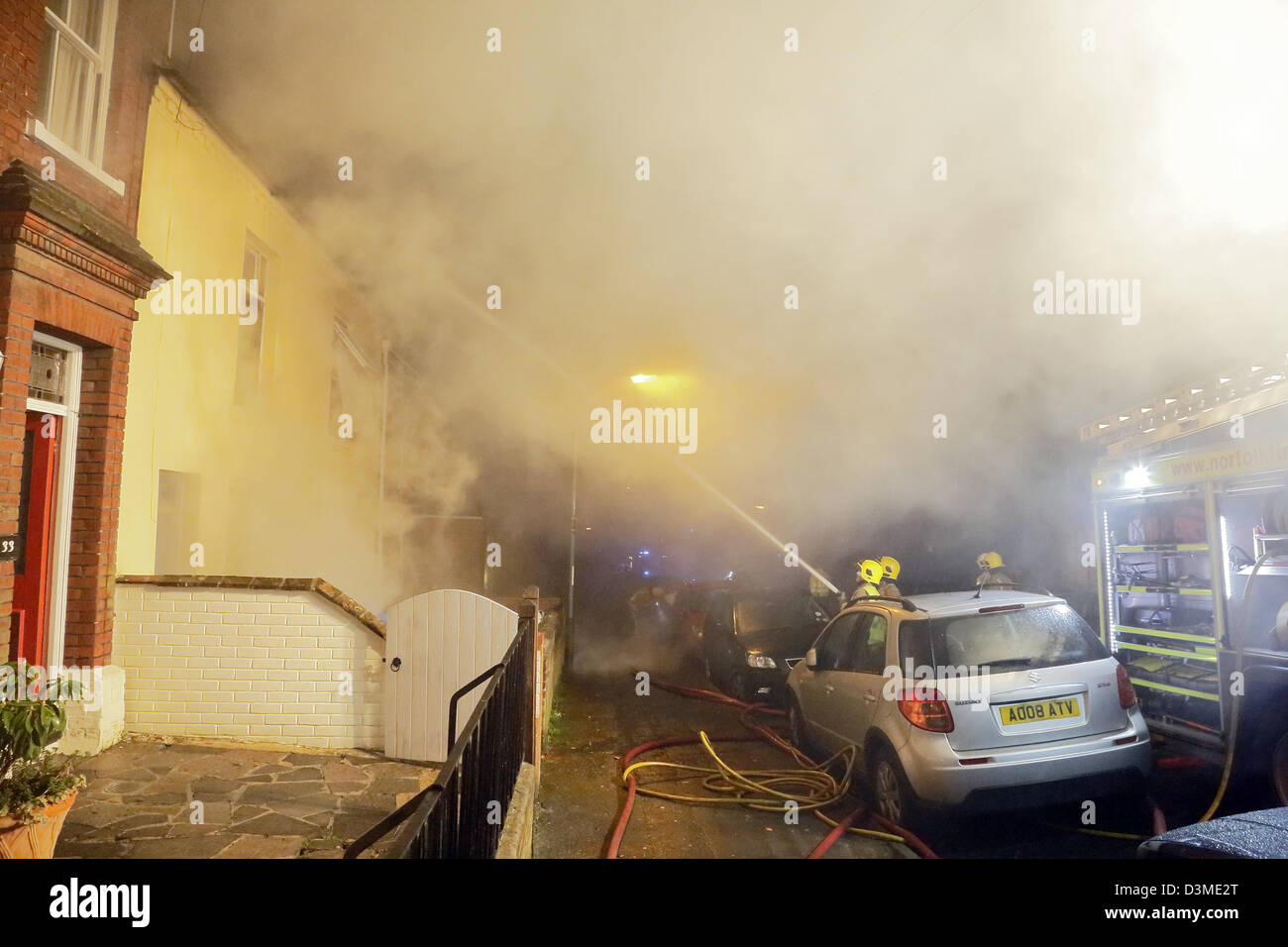 Les pompiers éteindre un incendie dans une maison à Norwich, Angleterre, Royaume-Uni. Banque D'Images