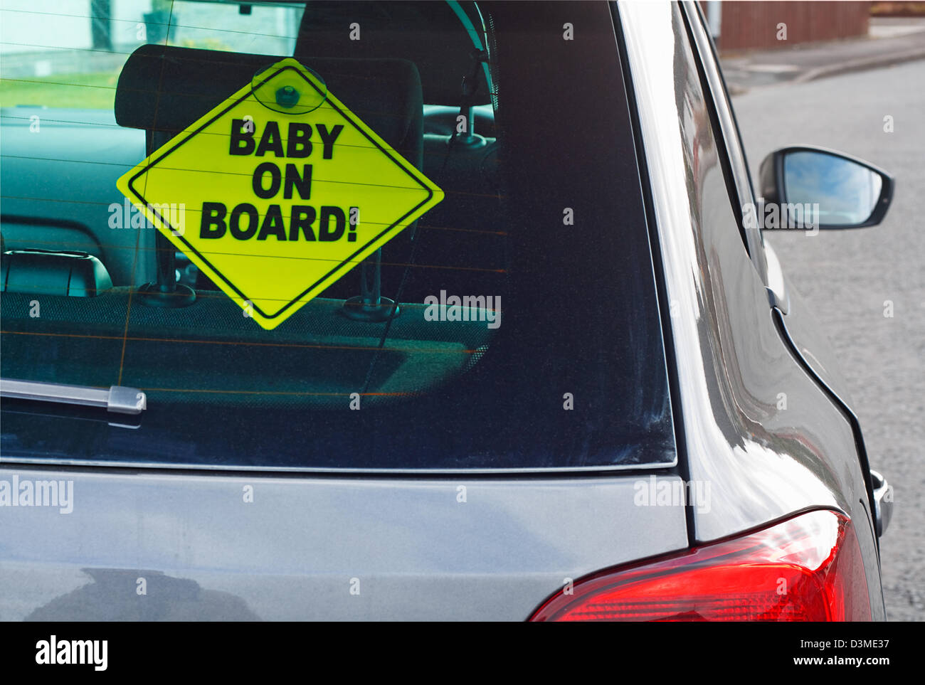 Bebe A Bord D Un Panneau D Avertissement Dans La Fenetre Arriere D Une Voiture A Conseiller Voitures Derriere De La Presence D Un Tout Petit Photo Stock Alamy Bebe A Bord D Un Panneau D Avertissement Dans La Fenetre Arriere D Une Voiture A Conseiller Voitures Derriere De La Presence D Un Tout Petit Photo Stock Alamy