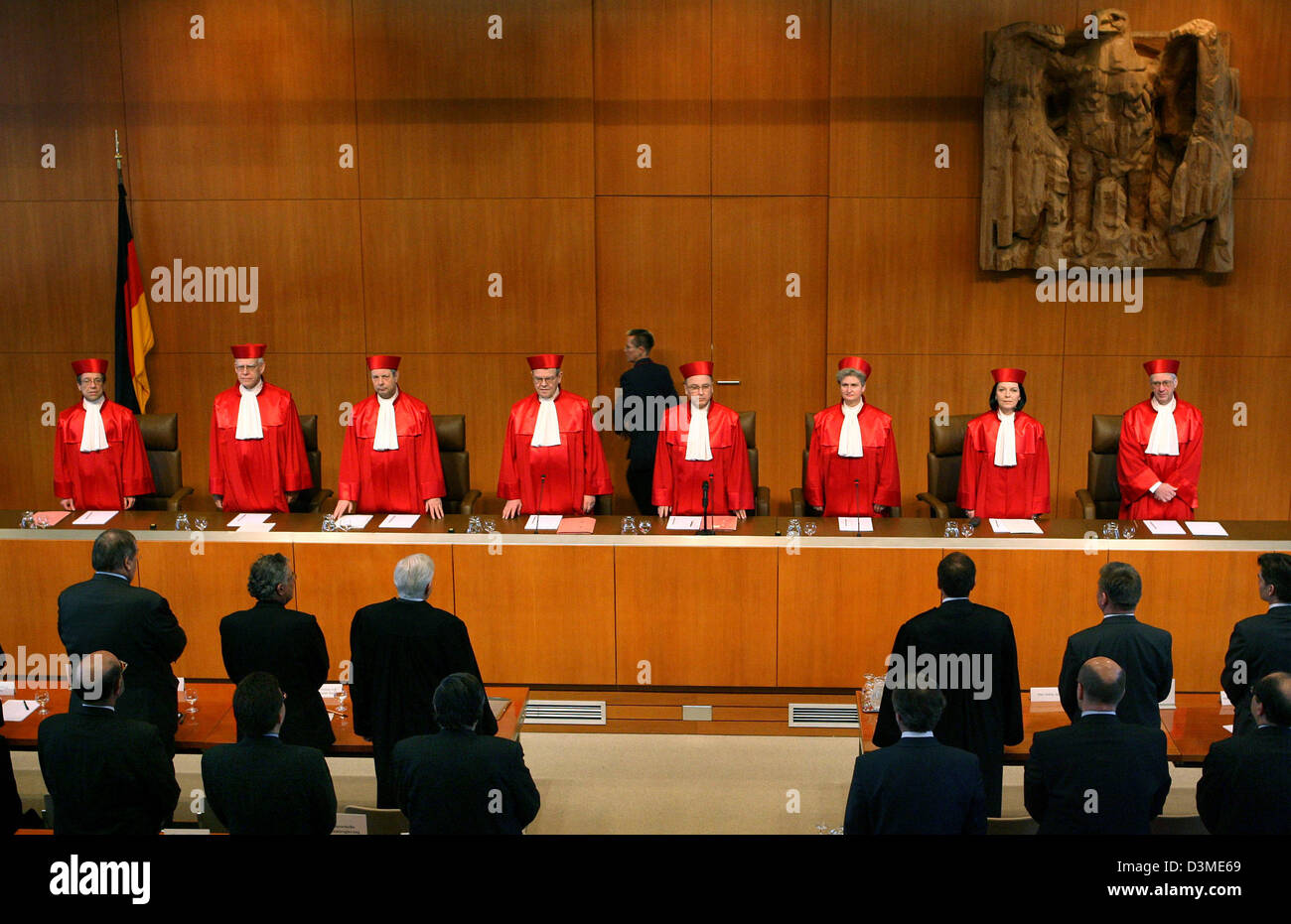 Les membres du premier sénat de la Cour constitutionnelle allemande (BVG) Reinhard Gaier, Wolfgang Hoffmann-Riem, Udo Steiner, Dieter, Hoemig Hans-Juergen Papier (président), Evelyn Haas, Christine Hohmann-Dennhardt et Brun-Otto Bryde (L-R) annoncer la décision des juges sur l'avion de l'Allemagne-shoot-vers le bas droit dans Karlsruhe, Allemagne, le mercredi 15 février 2006. Le plus haut tribunal de l'Allemagne Nous Banque D'Images