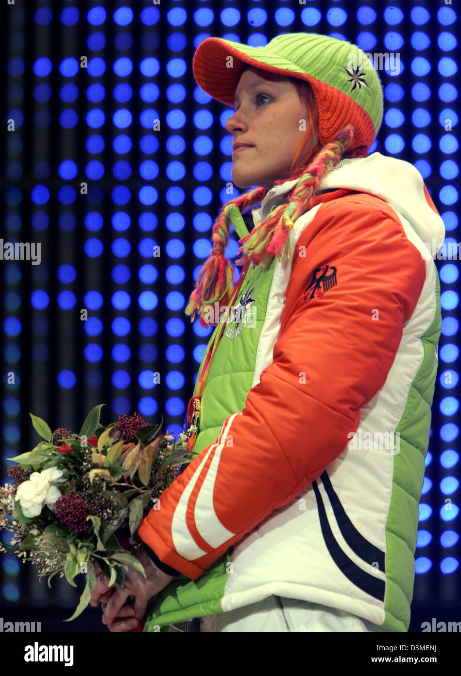 La biathlète Allemande Kati Wilhelm est représenté sur le podium lors de la cérémonie de remise des prix à Turin, Italie, fin samedi 18 février 2006. Wilhelm battre sa coéquipière Martina Glagow et Albina Akhatova russe dans les Jeux Olympiques d'hiver de 2006 à 10 kilomètres de la concurrence. Photo : Frank May Banque D'Images
