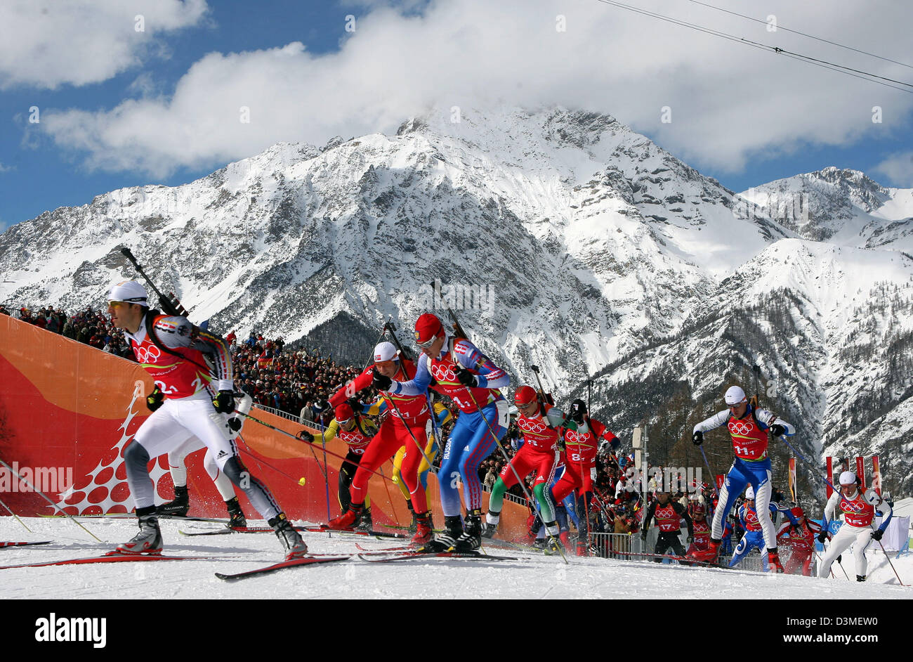 Biathlète allemand commencer runner Ricco Gross (L) mène le peloton jusqu'à la colline au cours de la Men's 4x7.5 km relais sur la piste de biathlon olympique à San Sicario, Italie, le mardi 21 février 2006. L'équipe allemande s'affirme l'or dans les Men's 4x7.5 km relais concours pour les XX Jeux Olympiques d'hiver de Turin. Photo : Martin Schutt Banque D'Images