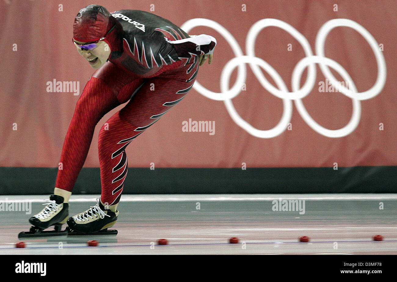 (Afp) - La patineuse de vitesse canadienne Clara Hughes photographié dans la patinoire de vitesse sur glace à Turin, Italie, 25 février 2006. Hughes a remporté la médaille d'or olympique dans l'épreuve féminine du 5 000m. Photo : Frank May Banque D'Images