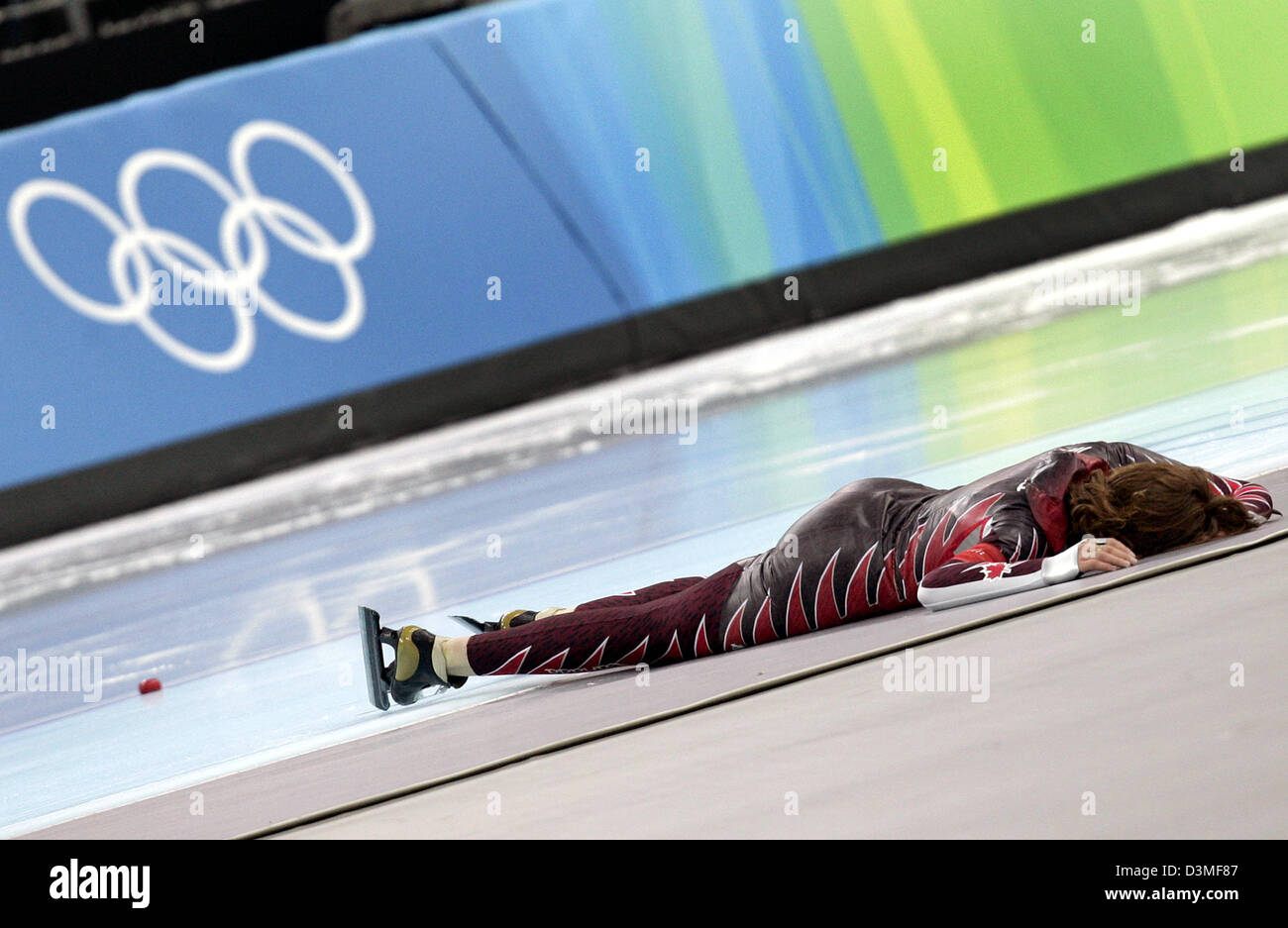 (Afp) - La patineuse de vitesse canadienne Clara Hughes se trouve épuisé sur la glace à la patinoire de vitesse sur glace à Turin, Italie, 25 février 2006. Photo : Frank May Banque D'Images