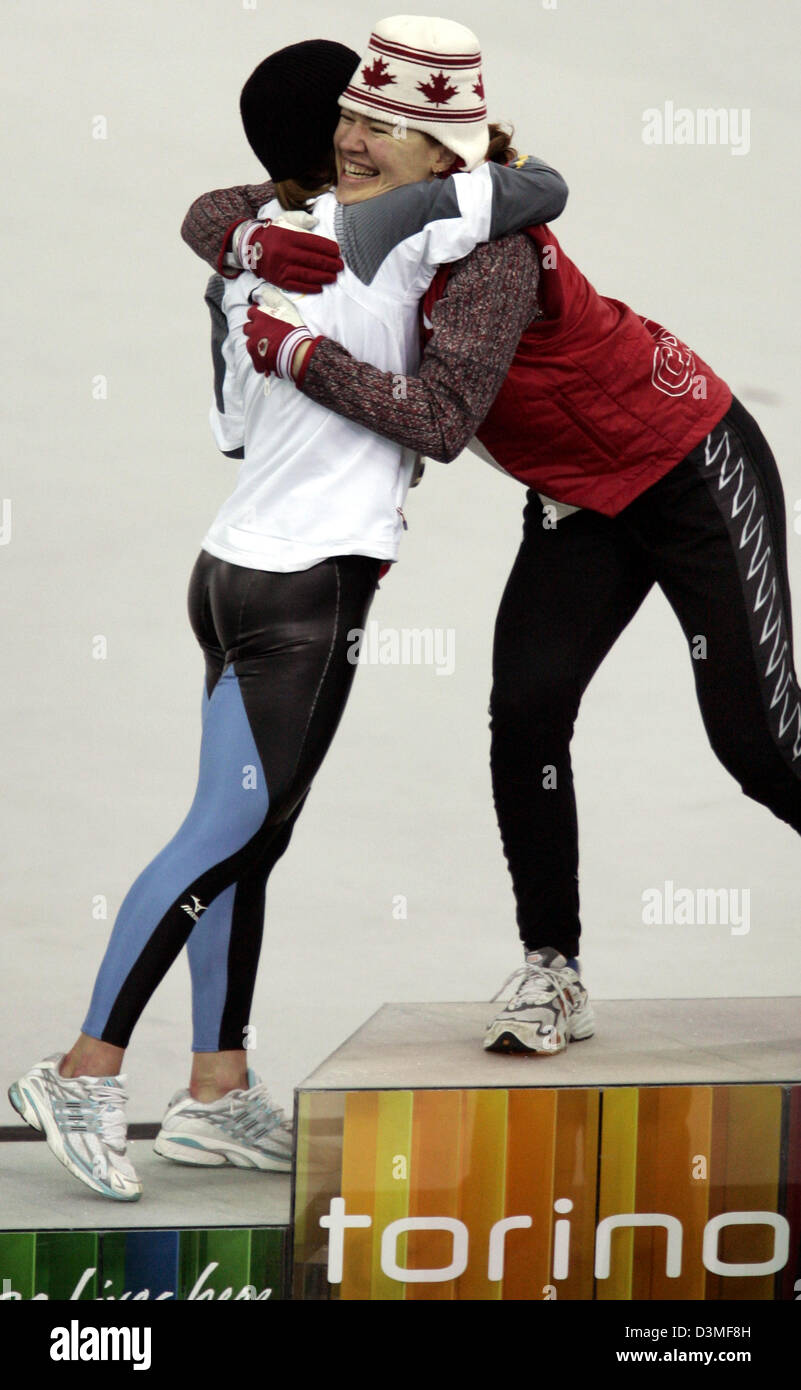 (Afp) - La médaillée d'argent allemand Claudia Pechstein hugs médaillée d'or canadienne Clara Hughes à la vitesse de la glace patinoire à Turin, Italie, 25 février 2006. Photo : Frank May Banque D'Images