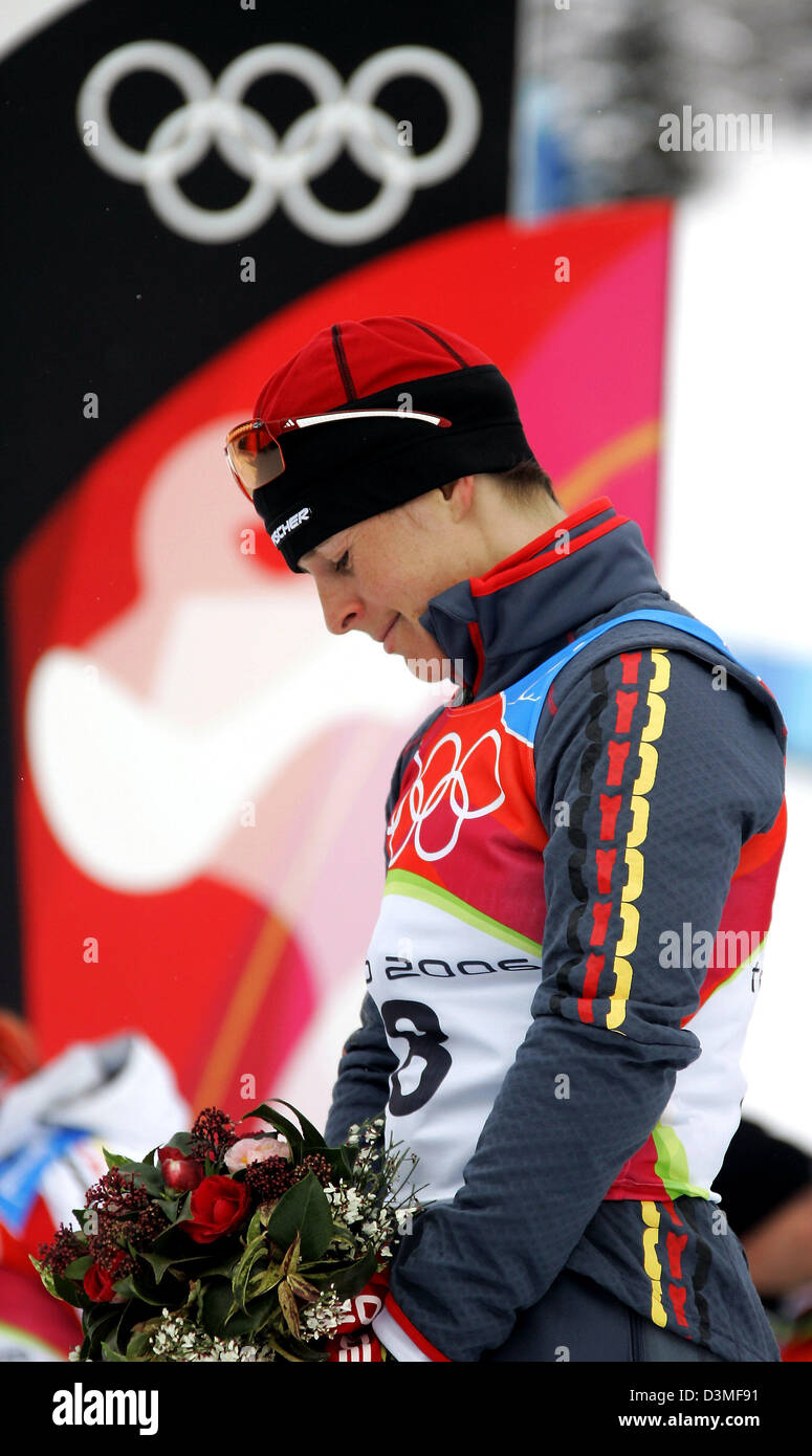 (Afp) - L'Allemand du biathlète Uschi Disl photographié sur le podium après la course de 12,5km départ groupé pendant les Jeux Olympiques d'hiver 2006 de Turin à San Sicario, Italie, 25 février 2006. Disl a remporté le bronze à sa dernière course olympique. Photo : Bernd Thissen Banque D'Images