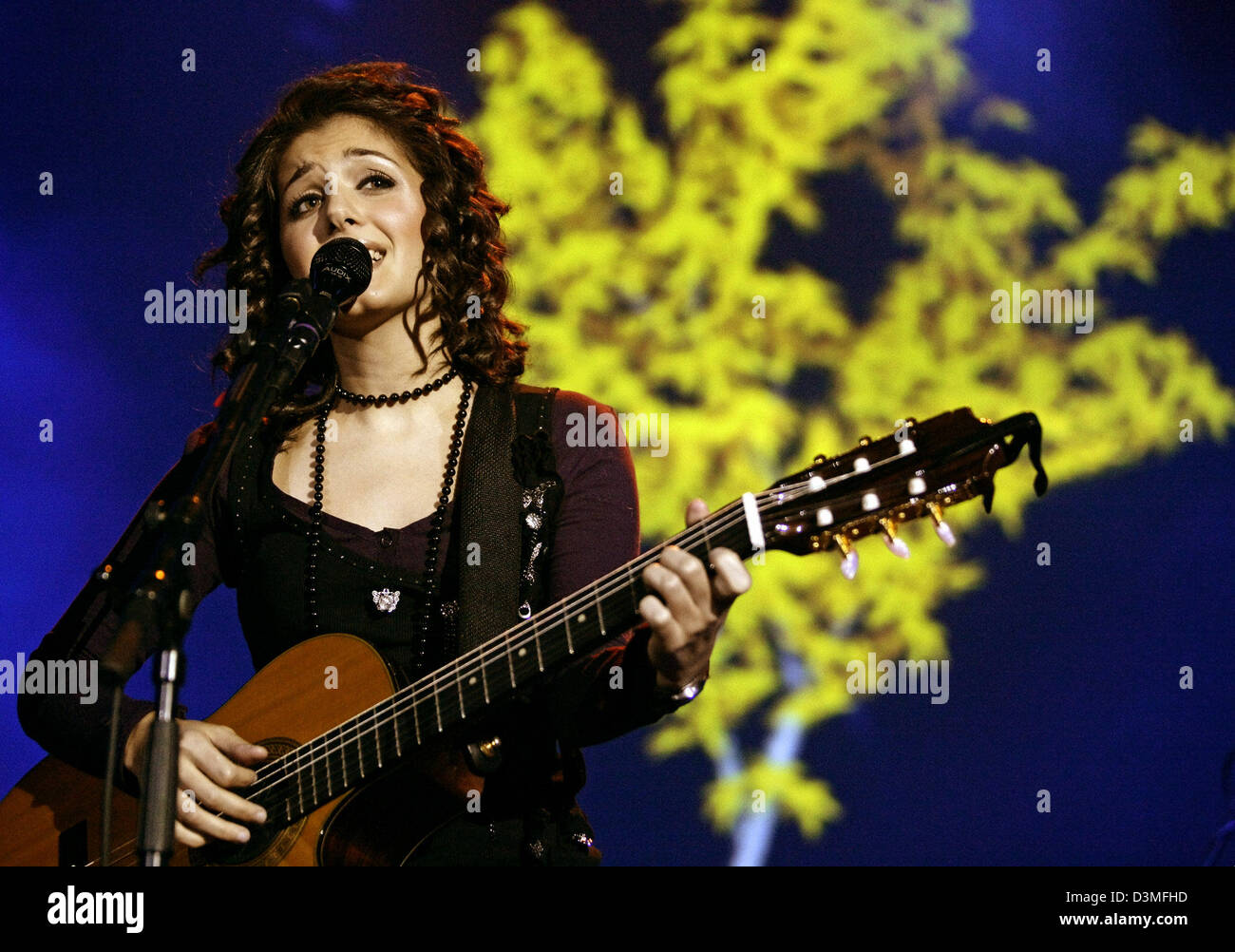 La chanteuse pop britannique fonctionne à la salle de concert Liederhalle de Stuttgart, Allemagne, fin le jeudi 02 mars 2006. C'était le premier live de sa tournée en Allemagne pour promouvoir son album actuel "pièce par pièce". Le jeune artiste se présentera une deuxième fois à la Liederhalle Vendredi, 03 mars 2006. Après Melua a reçu le prix de la musique 2005 Echo dans la catégorie meilleur nouveau venu, en 200 Banque D'Images