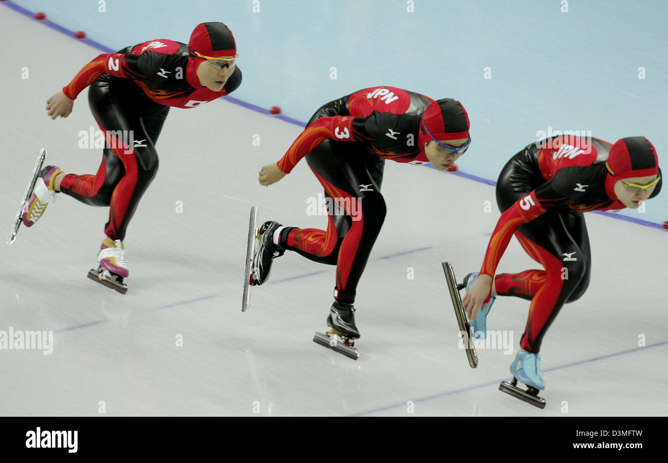 Les Japonais de l'équipe de patinage de vitesse (L-R) Nami Nemoto, Hiromi Otsu et Maki Tabata skate dans la patinoire de l'Oval Lingotto, Italie, 15 février 2006. Les athlètes devront faire face à l'Allemagne en demi-finale. Photo : Frank May Banque D'Images
