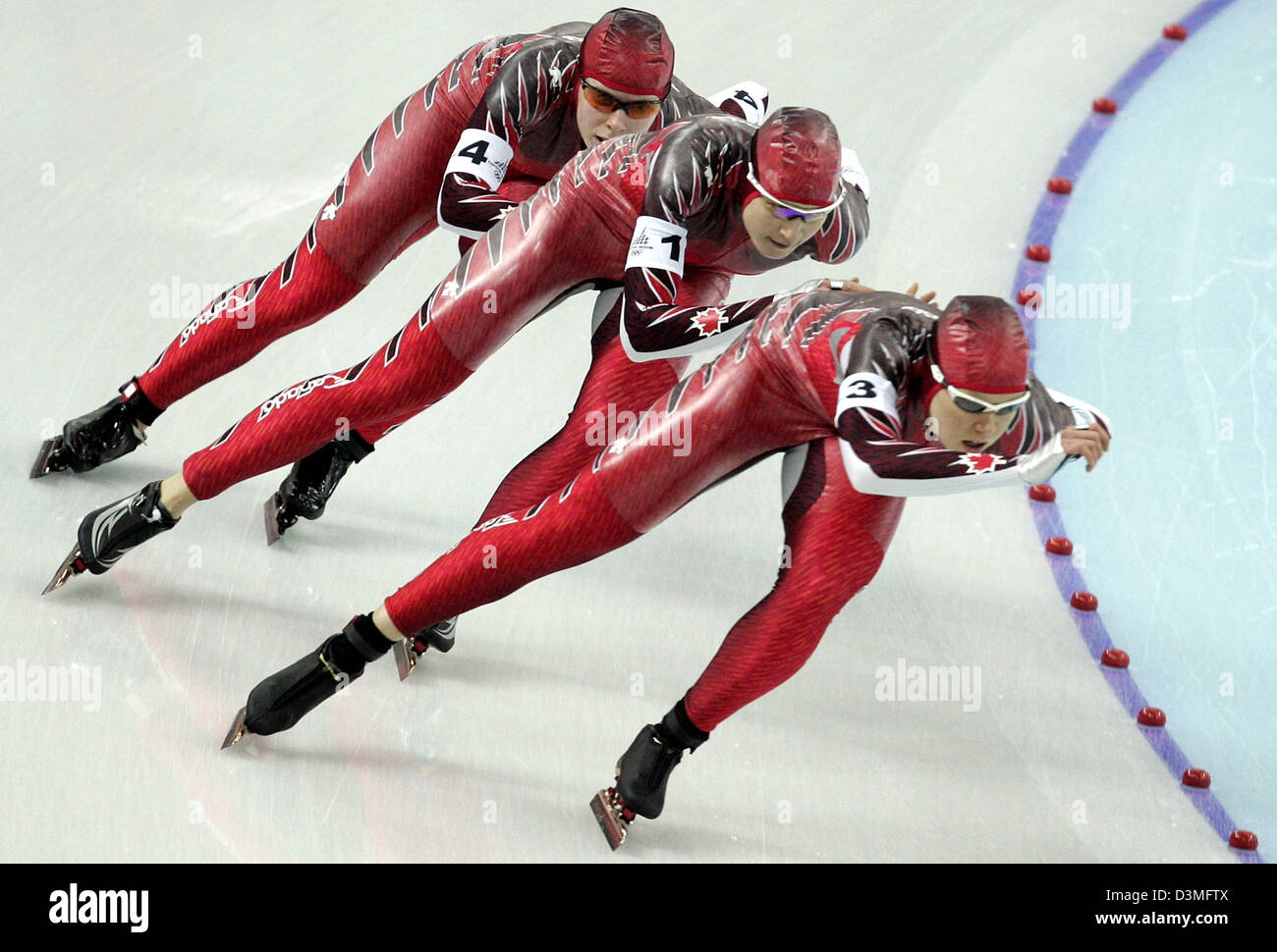 L'équipe canadienne de patinage de vitesse (L-R) Cindy Klaasen, Kristina Groves et Christine Nesbitt skate dans la patinoire de l'Oval Lingotto, Italie, 15 février 2006. Les athlètes se leva contre USA et Japon face à la demi-finale. Photo : Frank May Banque D'Images