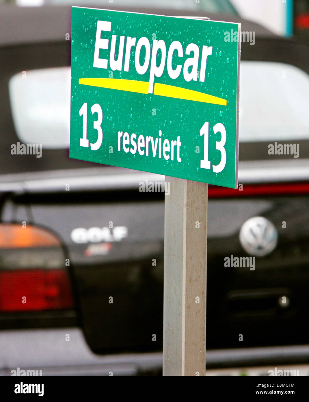 La photo montre un parking panneau d'agence de location de voitures Europcar à Francfort-sur-Main, Allemagne, jeudi, 09 mars 2006. Groupe d'investissement français Eurazeo prévoit la prise de contrôle de VW sous-société Europcar dans le proche avenir. Selon des experts financiers, Europcar a une valeur de deux à trois milliards d'euros. Photo : Arne Dedert Banque D'Images