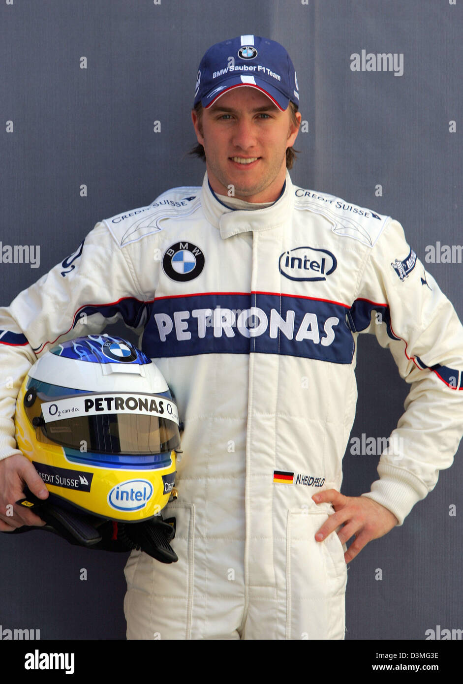 L'allemand pilote de Formule 1 Nick Heidfeld BMW Petronas de pose pour les photographes à la piste de course de Formule 1 de Bahreïn, près de Manama, Bahreïn, le jeudi 09 mars 2006. La première course du championnat du monde de F1 2006, le Grand Prix de Bahreïn, aura lieu ici le dimanche 12 mars 2006. Photo : Carmen Jaspersen Banque D'Images