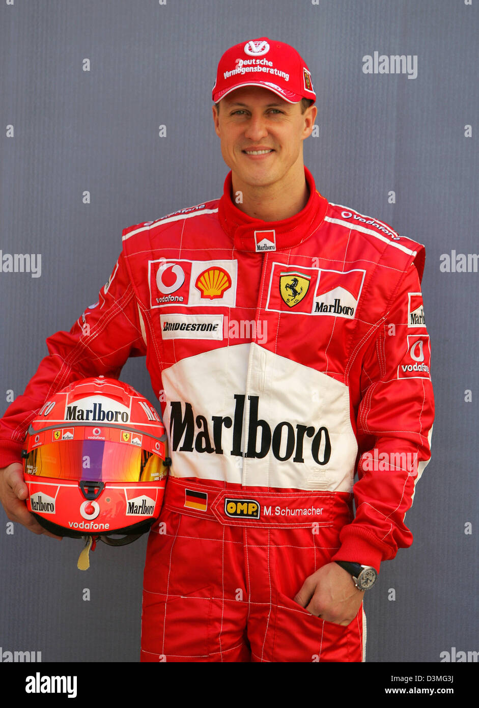 Pilote de Formule 1 allemand Michael Schumacher Ferrari de pose pour les photographes à la piste de course de Formule 1 de Bahreïn, près de Manama, Bahreïn, le jeudi 09 mars 2006. La première course du championnat du monde de F1 2006, le Grand Prix de Bahreïn, aura lieu ici le dimanche 12 mars 2006. Photo : Carmen Jaspersen Banque D'Images