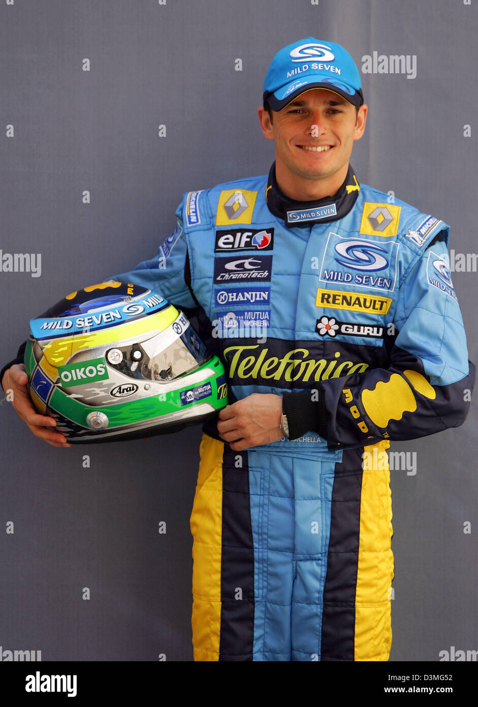 Le pilote italien Giancarlo Fisichella Renault de pose pour les photographes à la piste de course de Formule 1 de Bahreïn, près de Manama, Bahreïn, le jeudi 09 mars 2006. La première course du championnat du monde de F1 2006, le Grand Prix de Bahreïn, aura lieu ici le dimanche 12 mars 2006. Photo : Carmen Jaspersen Banque D'Images