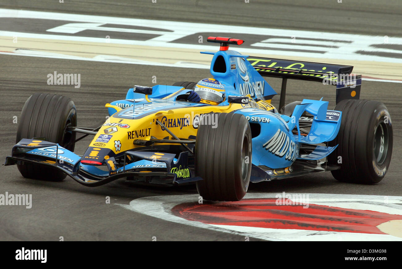 (Afp) - pilote de Formule 1 espagnol Fernando Alonso du Mild Seven Renault F1 Team en action pendant la séance de qualification à la course de Formule 1 près de Manama, Bahreïn, le 11 mars 2006. La première course du championnat du monde de F1 2006, le Grand Prix de Bahreïn, aura lieu ici le 12 mars 2006. Photo : Carmen Jaspersen Banque D'Images