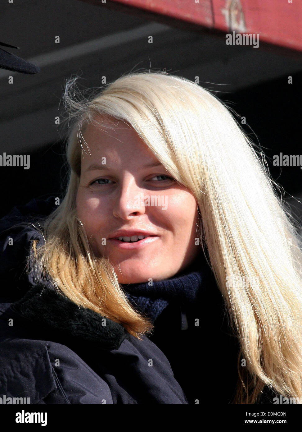 Crownprincess héritière Mette-Marit de Norvège en photo au cours d'une visite à la coupe du monde de ski de Holmenkollen à Oslo, en Norvège, dimanche, 12 mars 2006. Photo : Albert Nieboer (Pays-Bas) Banque D'Images Crownprincess héritière Mette-Marit de Norvège en photo au cours d'une visite à la coupe du monde de ski de Holmenkollen à Oslo, en Norvège, dimanche, 12 mars 2006. Photo : Albert Nieboer (Pays-Bas) Banque D'Images