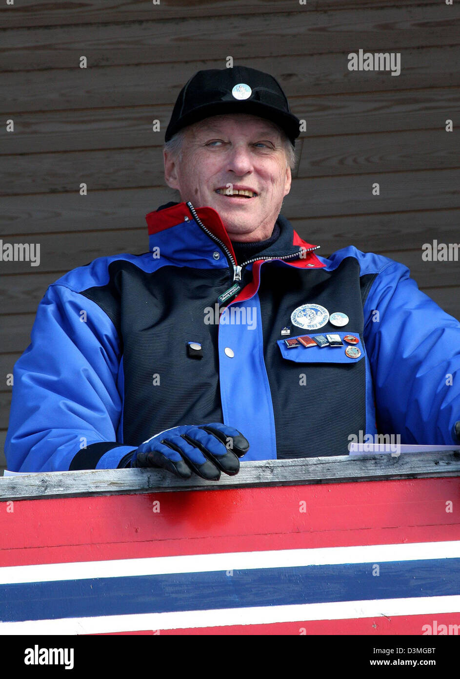 Le Roi Harald de Norvège en photo au cours d'une visite à la coupe du monde de ski de Holmenkollen à Oslo, en Norvège, dimanche, 12 mars 2006. Photo : Albert Nieboer (Pays-Bas) Banque D'Images Le Roi Harald de Norvège en photo au cours d'une visite à la coupe du monde de ski de Holmenkollen à Oslo, en Norvège, dimanche, 12 mars 2006. Photo : Albert Nieboer (Pays-Bas) Banque D'Images