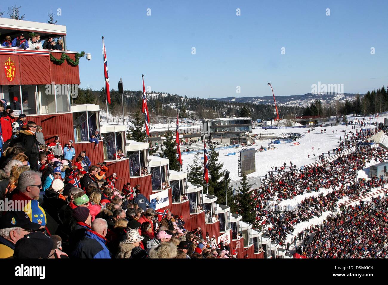 La famille royale de Norvège photographié au cours d'une visite à la coupe du monde de ski de Holmenkollen à Oslo, en Norvège, dimanche, 12 mars 2006. Photo : Albert Nieboer (Pays-Bas) Banque D'Images La famille royale de Norvège photographié au cours d'une visite à la coupe du monde de ski de Holmenkollen à Oslo, en Norvège, dimanche, 12 mars 2006. Photo : Albert Nieboer (Pays-Bas) Banque D'Images