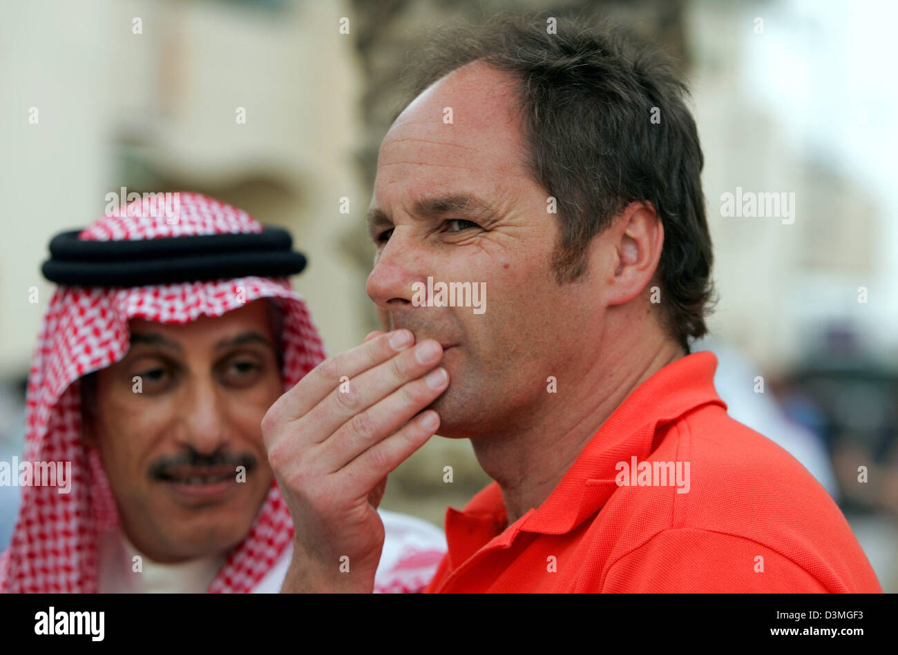 L'Autrichien Gerhard Berger (R), le co-propriétaire de la Scuderia Toro Rosso-F1 Team, se tient à côté d'un arabe à la course de Formule 1 près de Manama, Bahreïn, le vendredi 10 mars 2006. La première course du championnat du monde de F1 2006, le Grand Prix de Bahreïn, a eu lieu ici le dimanche 12 mars 2006. Photo : Carmen Jaspersen Banque D'Images