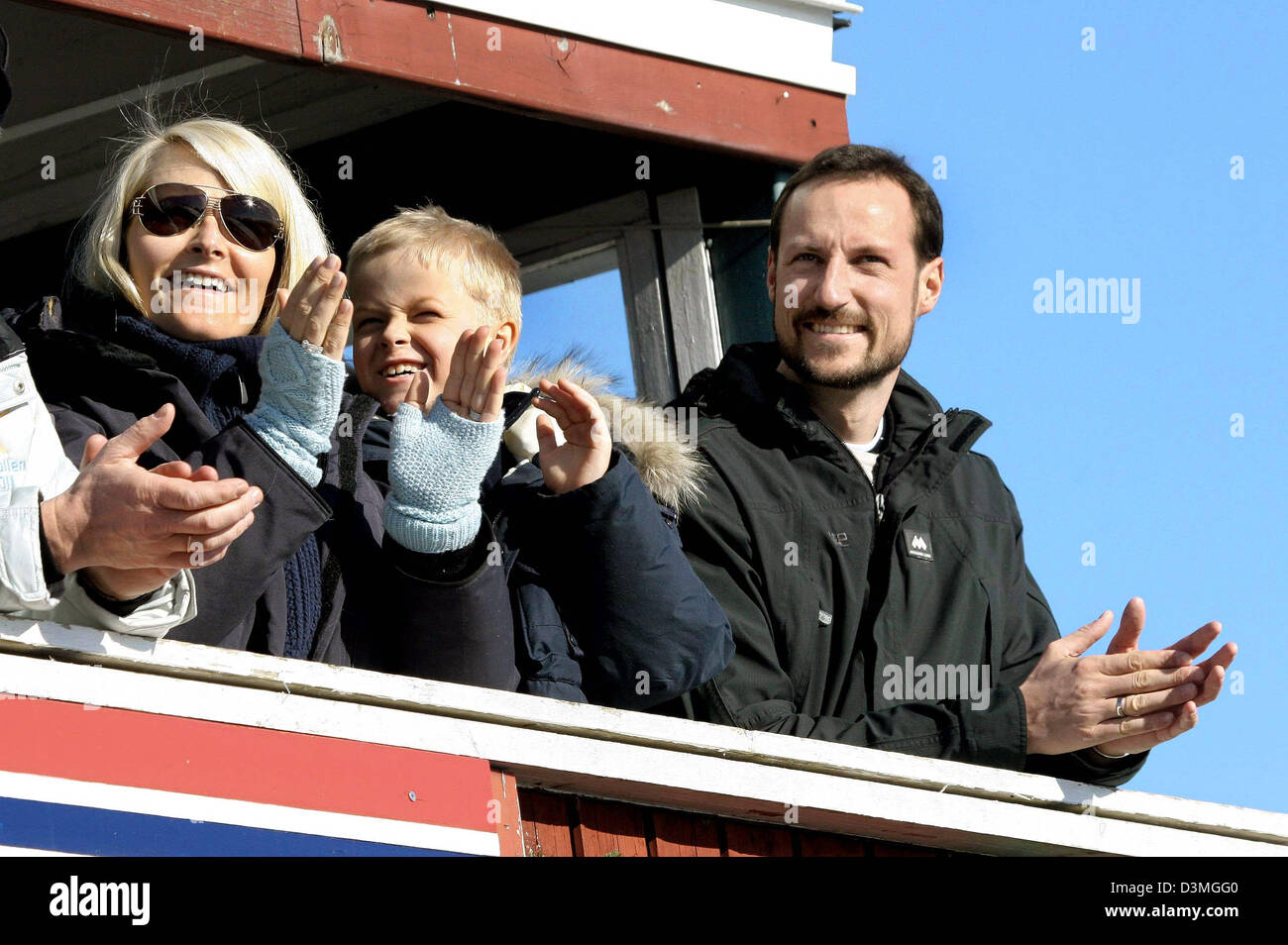 Le Prince Héritier Haakon de Norvège, la princesse héritière Mette-Marit de Norvège et leur fils Marius visiter le Ski World Cup à Holmenkollen près d'Oslo, Norvège, le dimanche 12 mars 2006. Photo : Albert Nieboer Pays-bas OUT Banque D'Images Le Prince Héritier Haakon de Norvège, la princesse héritière Mette-Marit de Norvège et leur fils Marius visiter le Ski World Cup à Holmenkollen près d'Oslo, Norvège, le dimanche 12 mars 2006. Photo : Albert Nieboer Pays-bas OUT Banque D'Images