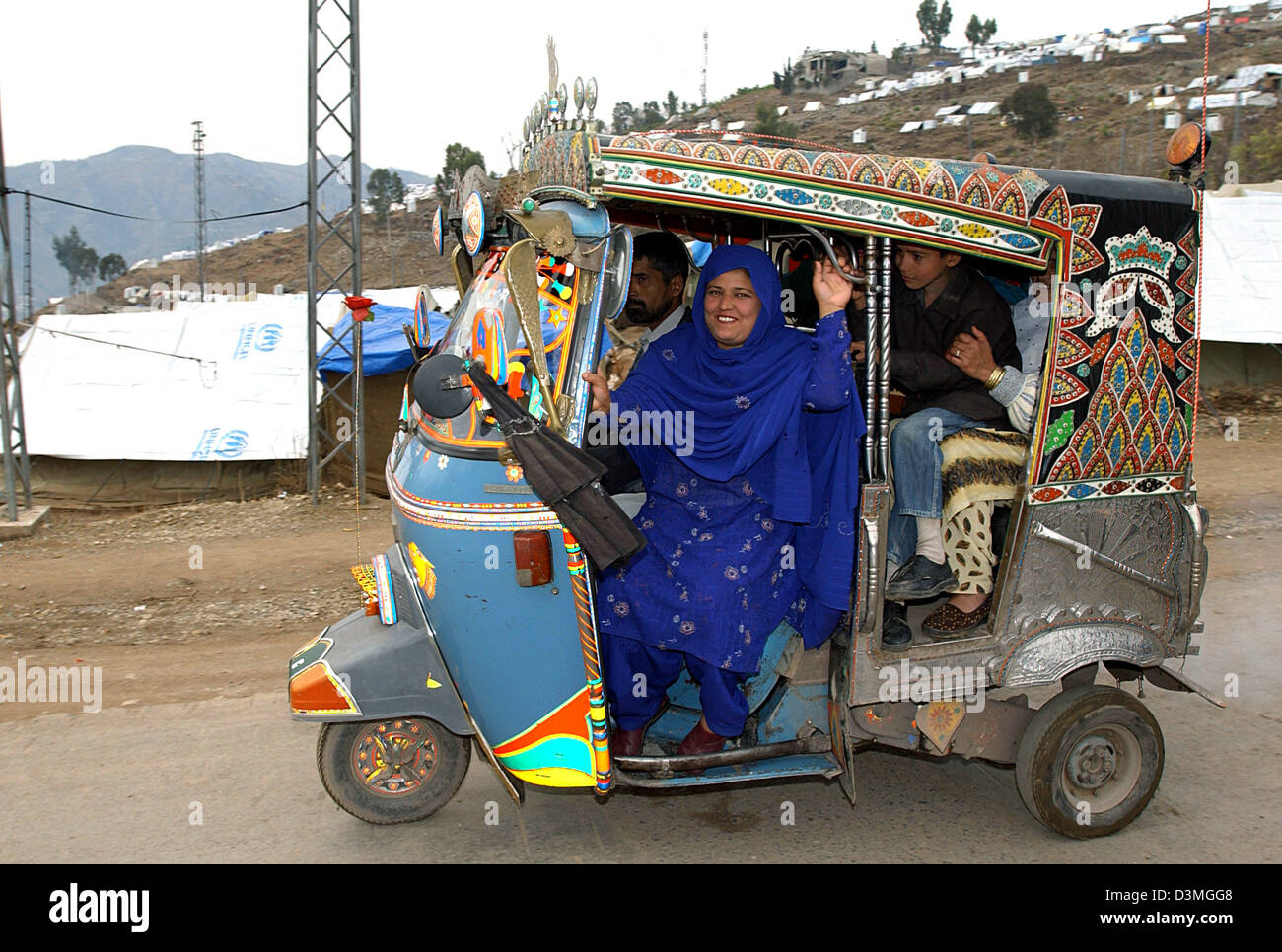 Une famille de six hommes dans un véhicule passe d'un camp de réfugiés à Muzaffarabad, Pakistan, 29 janvier 2006. Le 08 octobre 2005, un séisme de magnitude 7,6 a frappé la région du Cachemire, dans le nord-est du Pakistan et tué 80.000 personnes. Trois millions de sans-abri gravement souffert du froid de l'hiver. Photo : Wolfgang Langenstrassen Banque D'Images