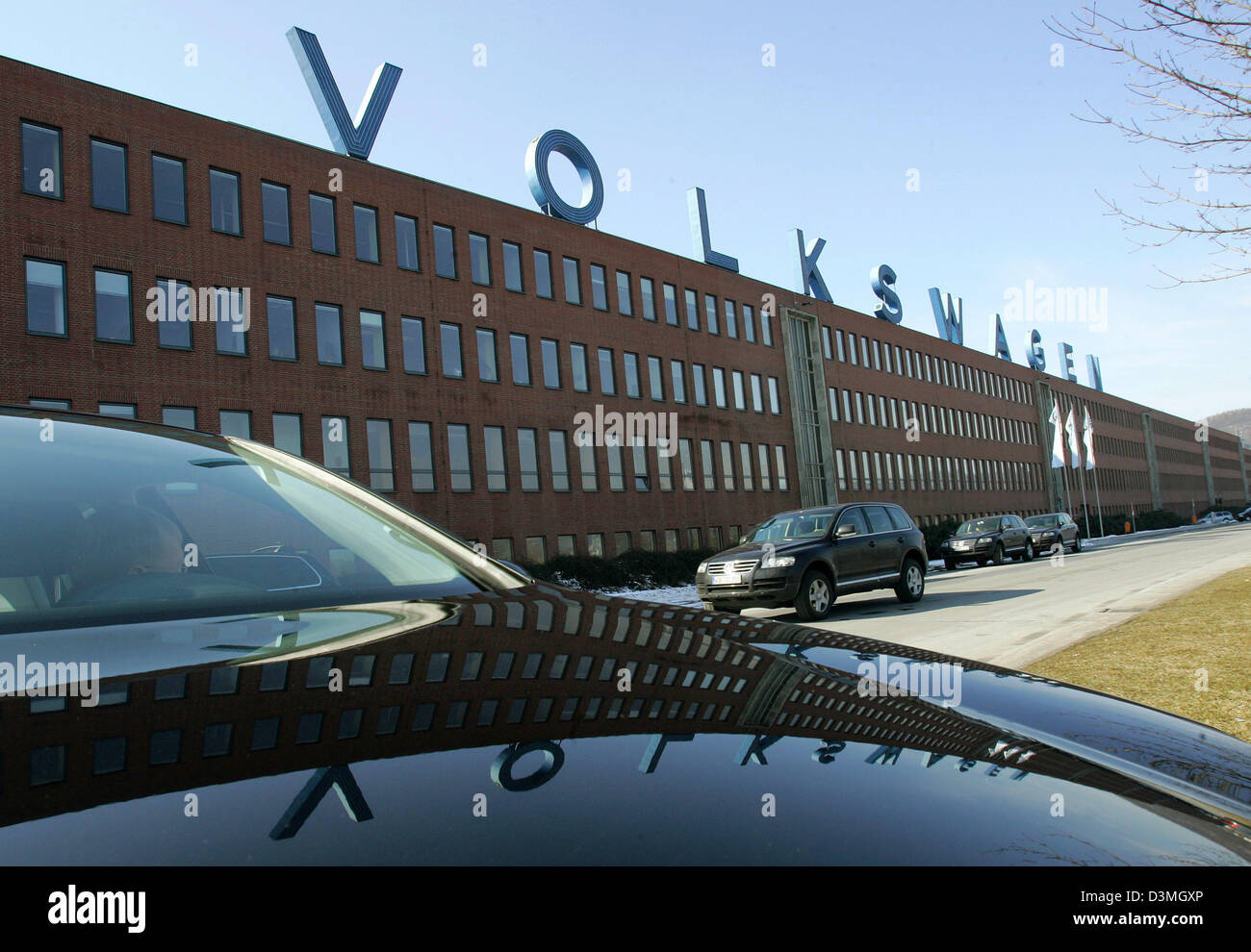 Le lettrage Volkswage se reflète dans le capot poli d'un VW Touareg par la société à son usine de production à Baunatal, Allemagne, mardi, 14 mars 2006. Au cours d'une réunion du comité d'entreprise les employés ont été informés de l'entreprise plans de reconstruction. Cependant l'consesequences pour l'usine de Kassel ne sont pas connus jusqu'à présent. Actuellement 15 000 personnes produisent en Baunatal compo voiture Banque D'Images