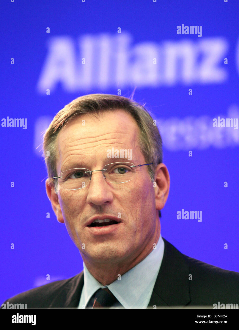 L'assureur allemand Allianz AG président Michael Diekmann discussions au cours de l'équilibre conférence de presse au siège de la société à Unterfoehring situé près de Munich, Allemagne, le jeudi, 16 mars 2006.L'Allianz AG ont déclaré jeudi que sa fin d'exercice 2005 Le bénéfice net a augmenté de 93  % à 4,4 milliards d'euros aidé par un revirement dans sa branche bancaire Dresdner Bank AG. L'assurance grou Banque D'Images