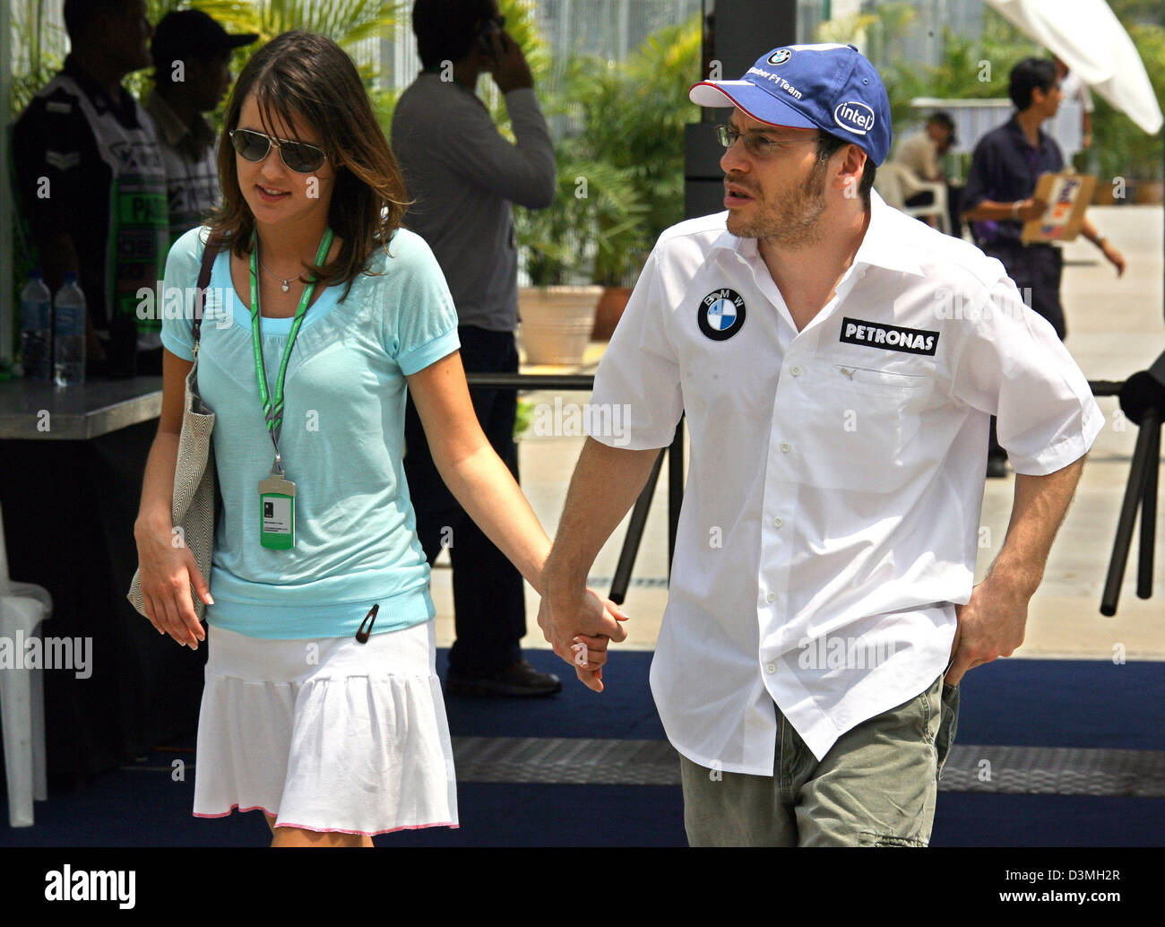 Les pilotes de Formule 1 Jacques Villeneuve arrive avec une nouvelle petite amie à l'hippodrome à Sepang, Malaisie, jeudi, 16 mars 2006. Le Grand Prix de Malaisie 2006 ici prend place le dimanche 19 mars 2006. Photo : Jens Buettner Banque D'Images