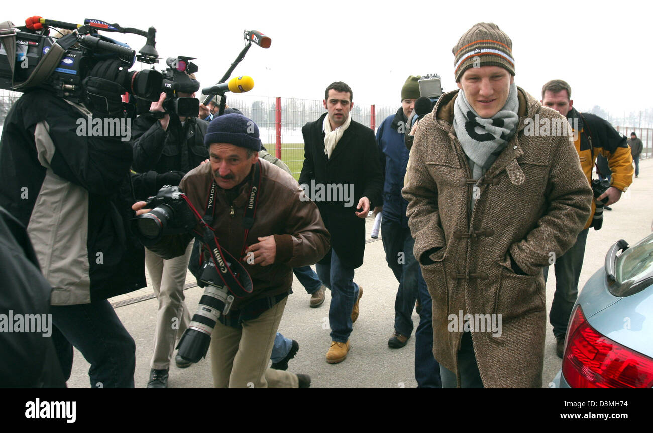 Bastian Schweinsteiger (r), le joueur de Bundesliga allemande soccer club FC Bayern Munich, est suivi par la presse au locaux du club à Munich, Allemagne, le vendredi 17 mars 2006. Munich journal quotidien 'tz', liés avec l'Schweinsteiger pari football scandale. Le club a rejeté ces accusations sur la fin le jeudi 16 mars 2006 et menacé de poursuivre 'tz'. Photos : Peter Kneffel Banque D'Images