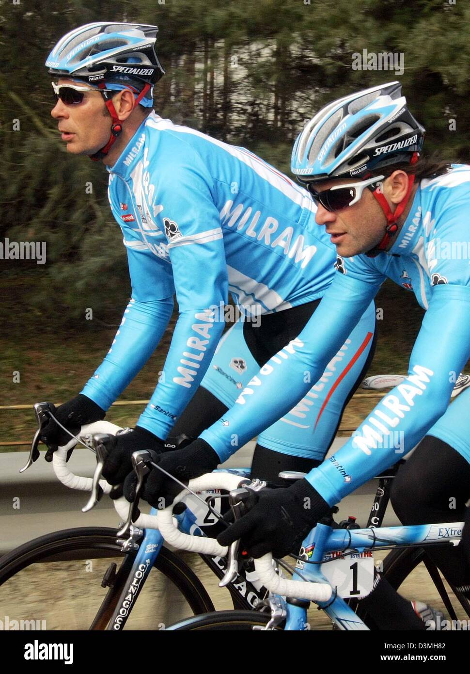 Sport spo cyclisme lunettes de soleil pour hommes bleu italie Banque de  photographies et d'images à haute résolution - Alamy