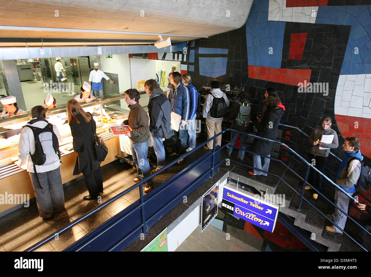 La file d'élèves à l'heure du déjeuner à la cantina dans le réfectoire de l'université de Freiburg, Allemagne, mercredi, 22 mars 2006. Photo : Patrick Seeger Banque D'Images