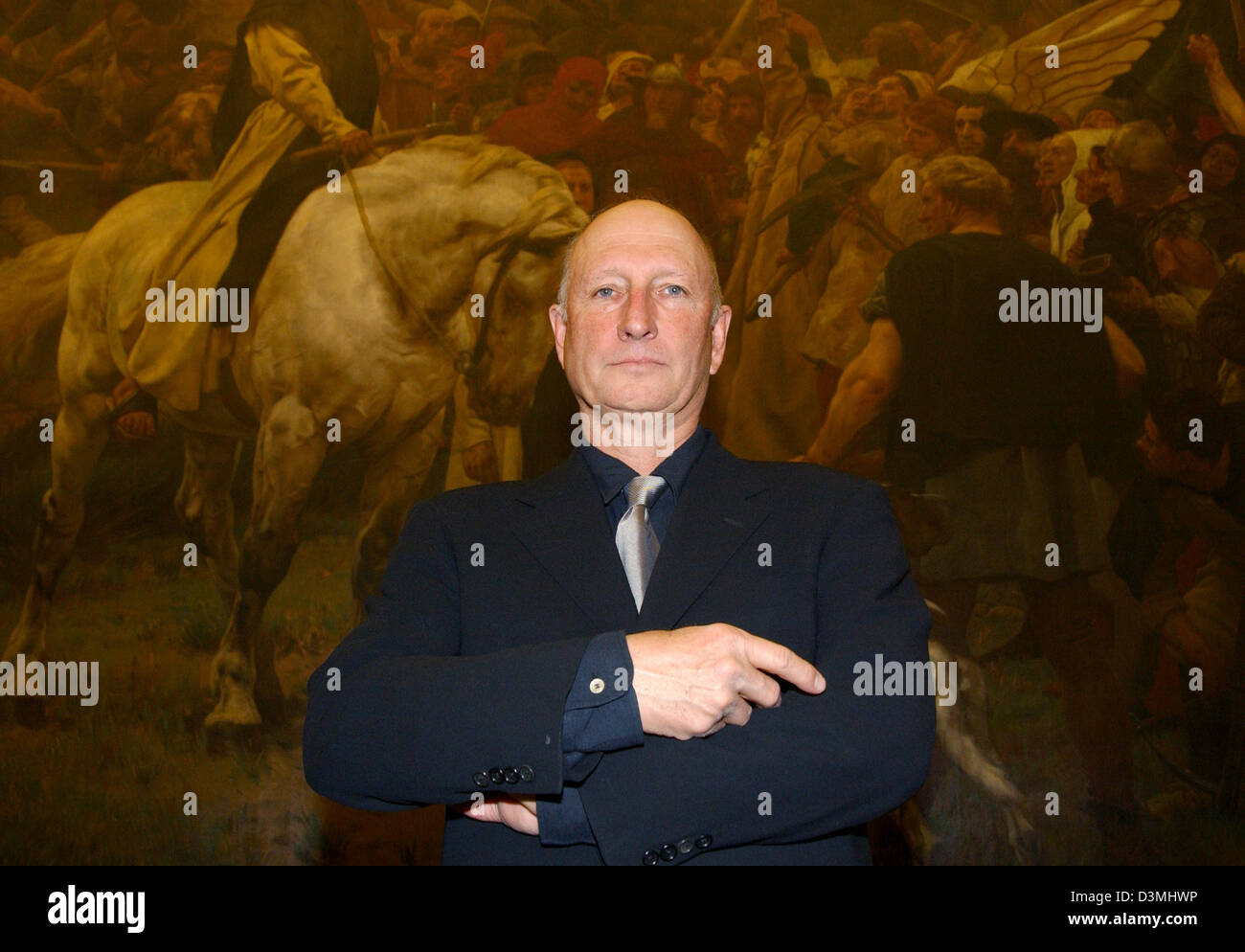 Vidéo-artiste américain Bruce Nauman pose devant la peinture 'la bataille de Worringen' à l'hôtel de ville de Düsseldorf, Allemagne, vendredi, 24 mars 2006. Le 64-ans Nauman reçoit le samedi 25 mars, le 1er prix d'art de Düsseldorf. Le prix vient avec 55 000 euros. Nauman est connu comme l'un des pionniers de la vidéo et l'art de la performance Duesseldorf envisage d'accorder l'awa Banque D'Images