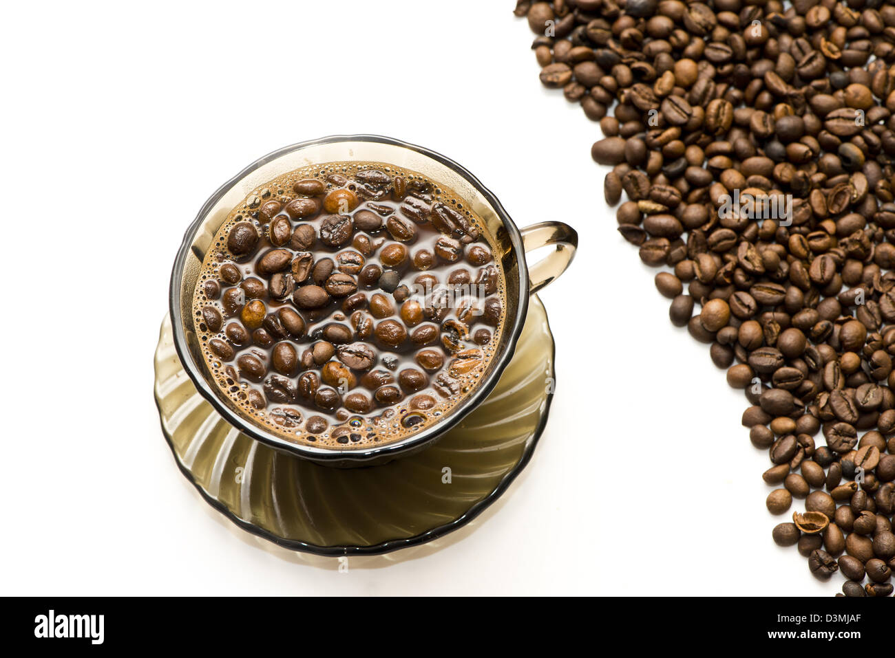 Les grains de café dans la tasse marron sur fond blanc Banque D'Images